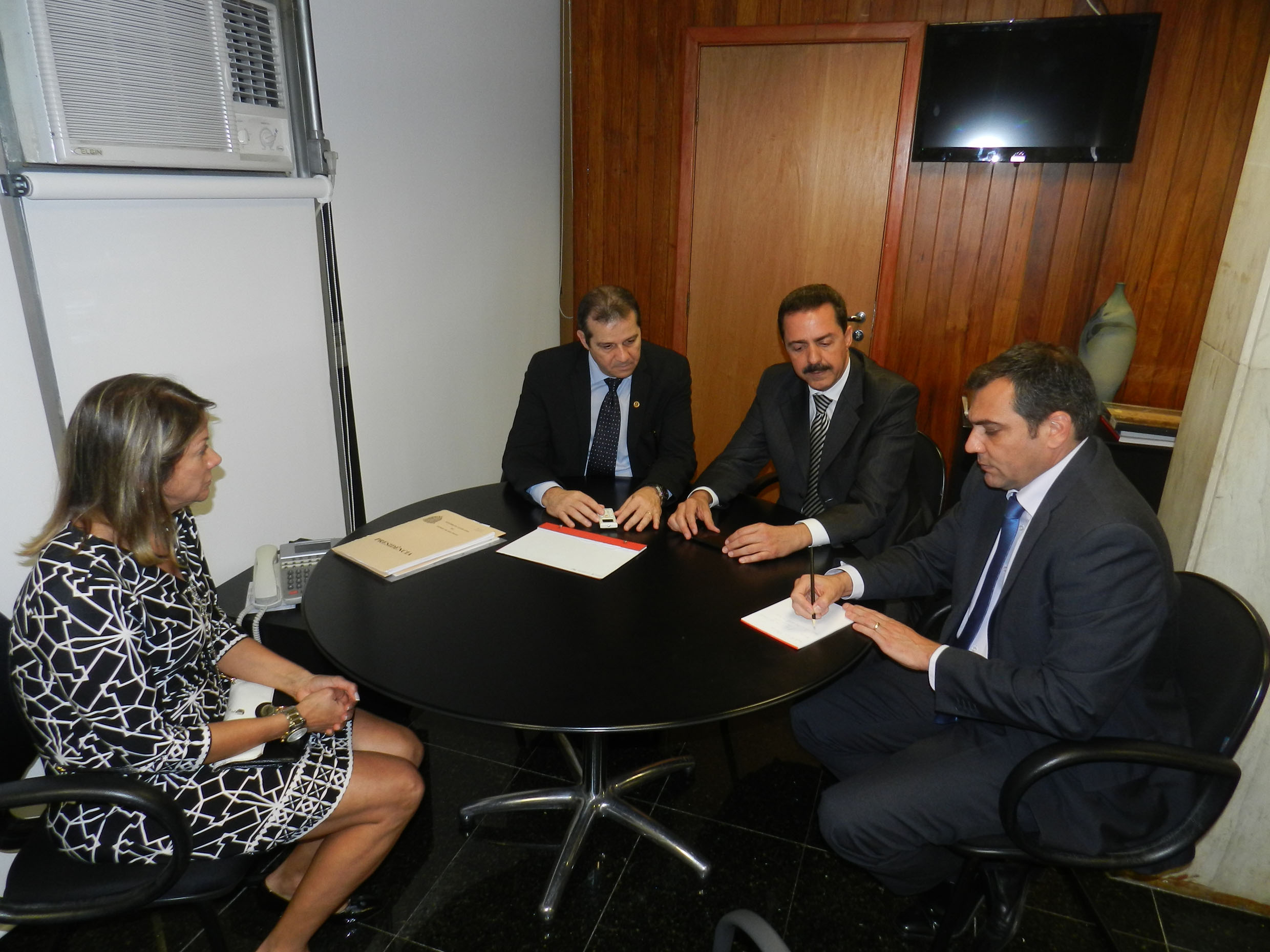 Itamar Borges em reunio para acertar a realizao da audincia<a style='float:right;color:#ccc' href='https://www3.al.sp.gov.br/repositorio/noticia/N-10-2015/fg176650.jpg' target=_blank><i class='bi bi-zoom-in'></i> Clique para ver a imagem </a>