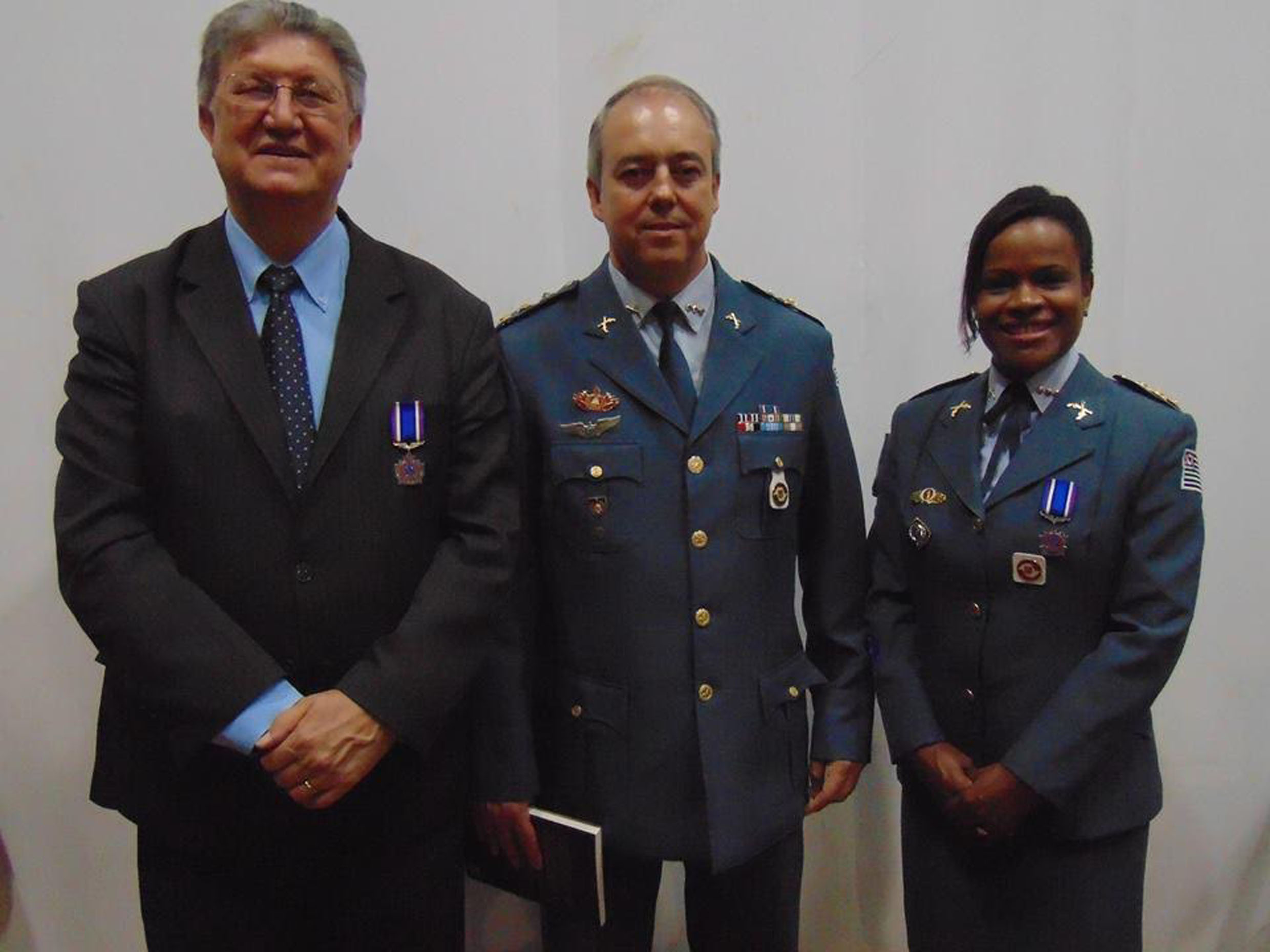 Bolone, o tenente-coronel Luiz e a coronel Helena<a style='float:right;color:#ccc' href='https://www3.al.sp.gov.br/repositorio/noticia/N-10-2015/fg176658.jpg' target=_blank><i class='bi bi-zoom-in'></i> Clique para ver a imagem </a>