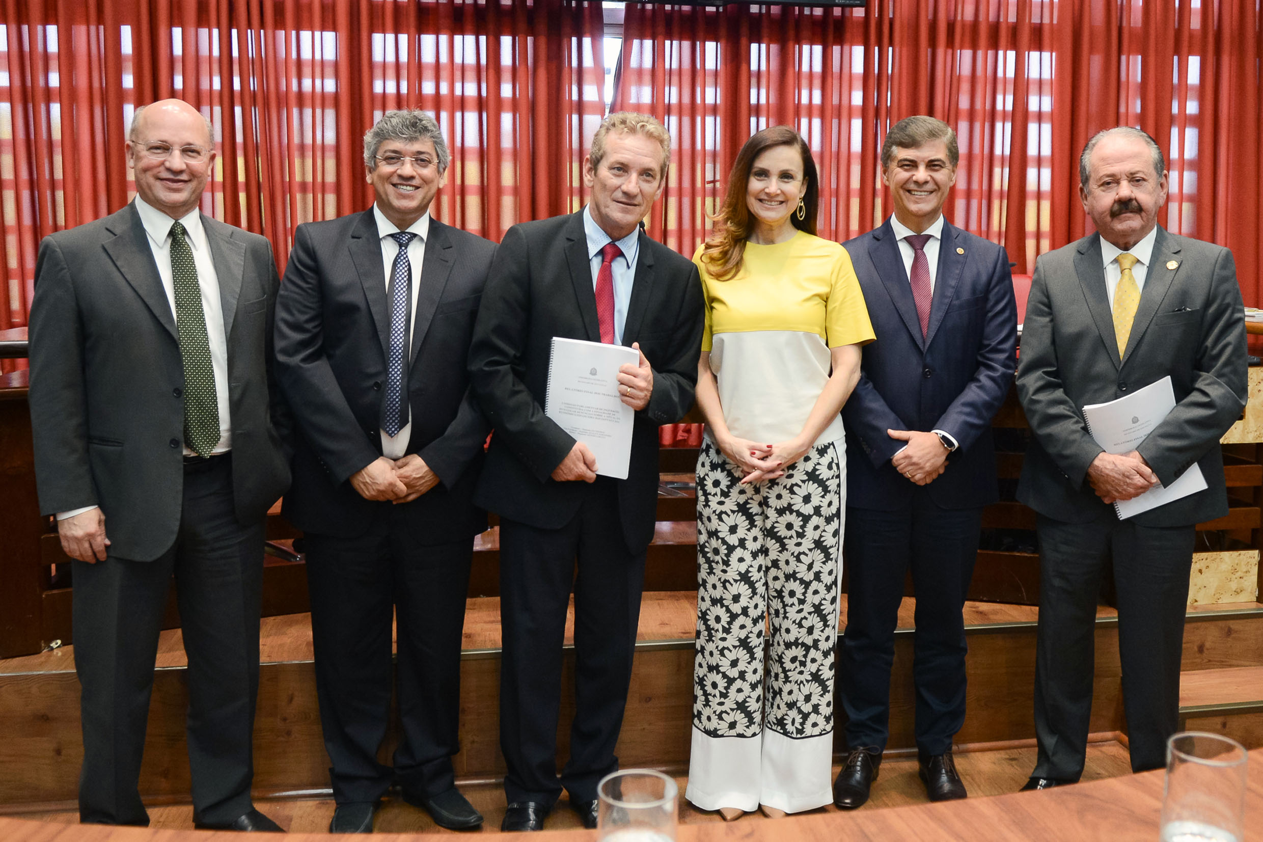 Carlos Neder, Padre Afonso Lobato, Ed Thomas, Analice Fernandes, Gil Lancaster e Celso Giglio<a style='float:right;color:#ccc' href='https://www3.al.sp.gov.br/repositorio/noticia/N-10-2015/fg176794.jpg' target=_blank><i class='bi bi-zoom-in'></i> Clique para ver a imagem </a>
