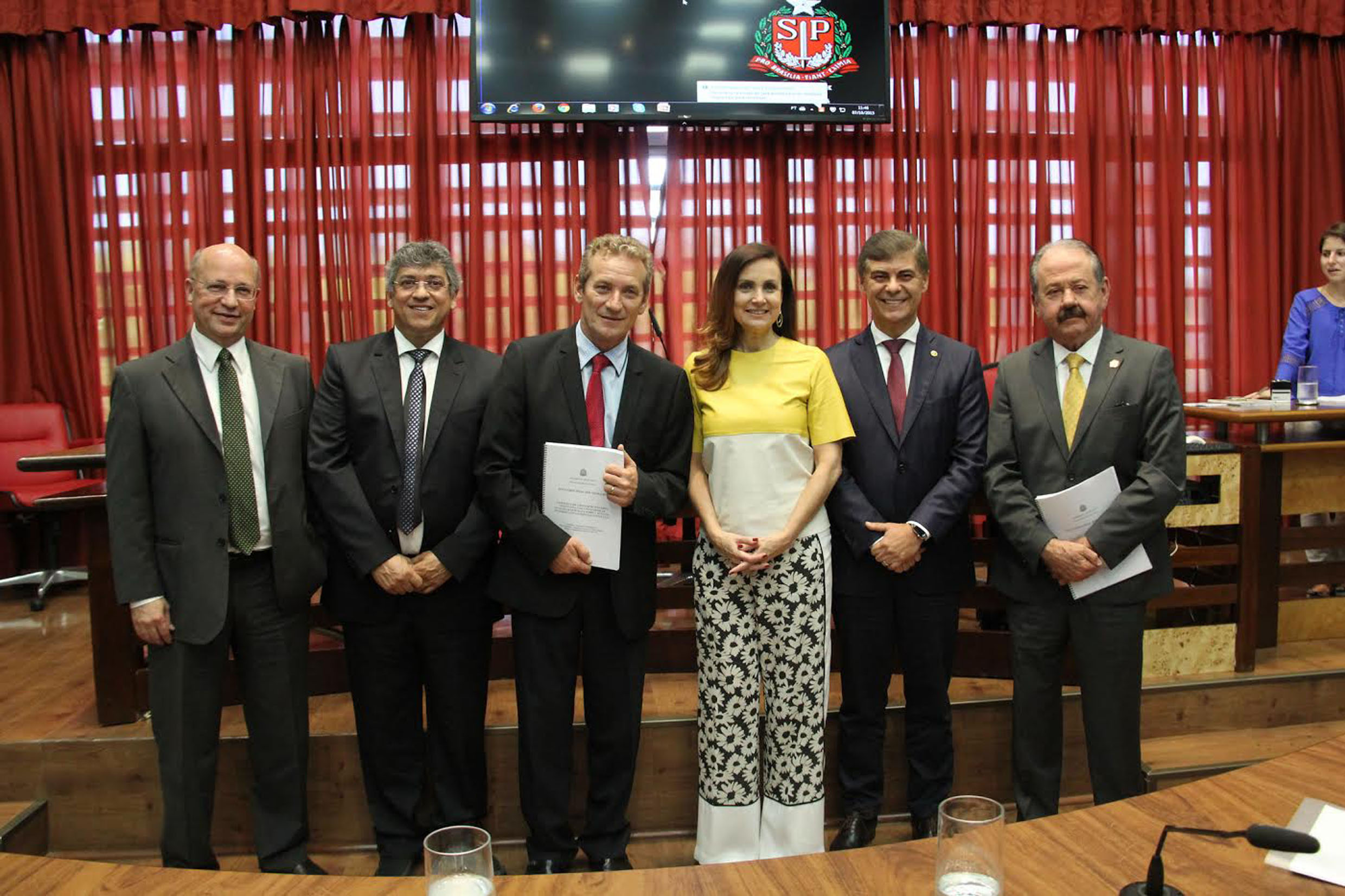 Carlos Neder, Padre Afonso, Ed Thomas, Analice Fernandes, Gil Lancaster e Celso Giglio<a style='float:right;color:#ccc' href='https://www3.al.sp.gov.br/repositorio/noticia/N-10-2015/fg176825.jpg' target=_blank><i class='bi bi-zoom-in'></i> Clique para ver a imagem </a>