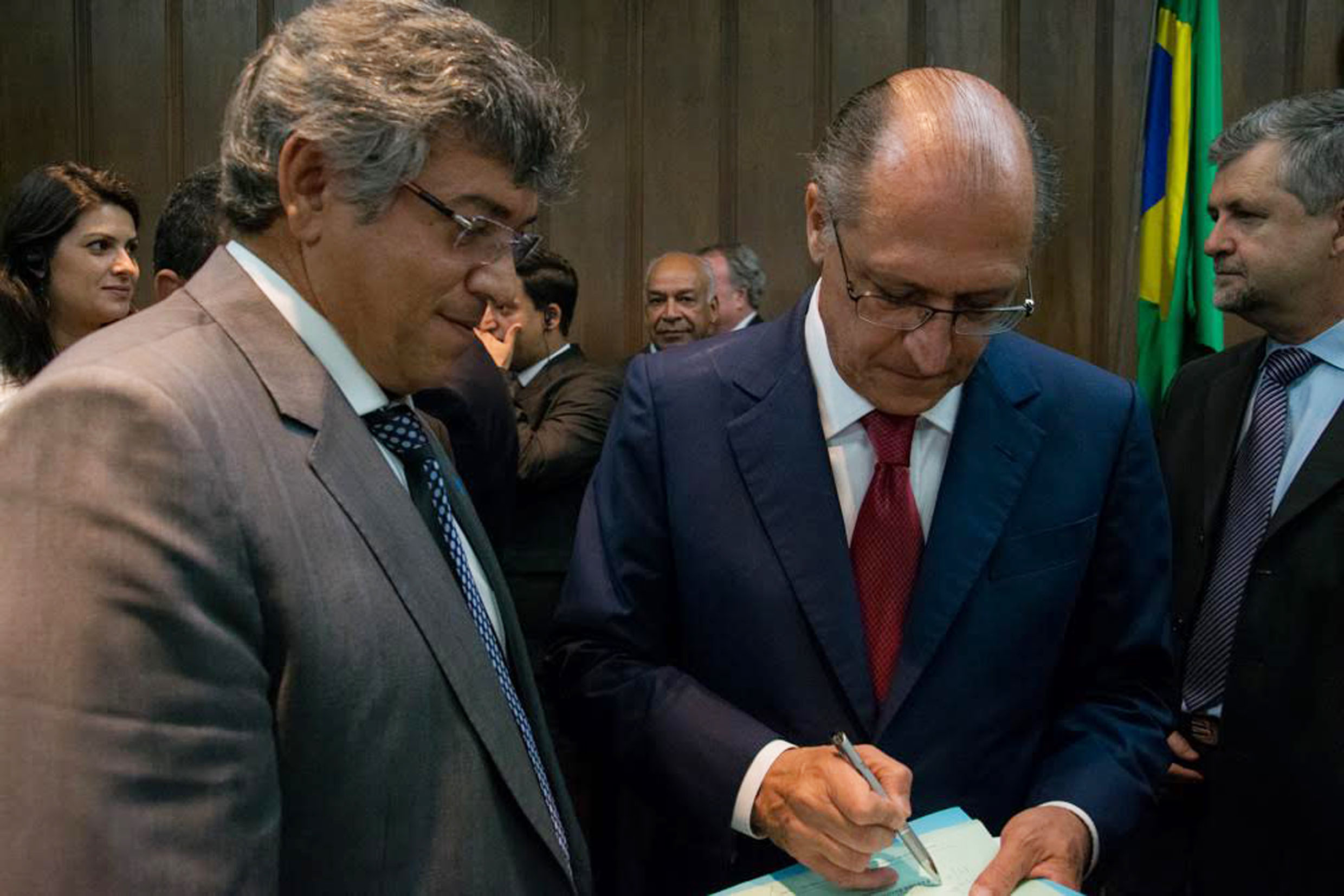 Padre Afonso e o governador Geraldo Alckmin por ocasio da assinatura do convnio<a style='float:right;color:#ccc' href='https://www3.al.sp.gov.br/repositorio/noticia/N-10-2015/fg177022.jpg' target=_blank><i class='bi bi-zoom-in'></i> Clique para ver a imagem </a>