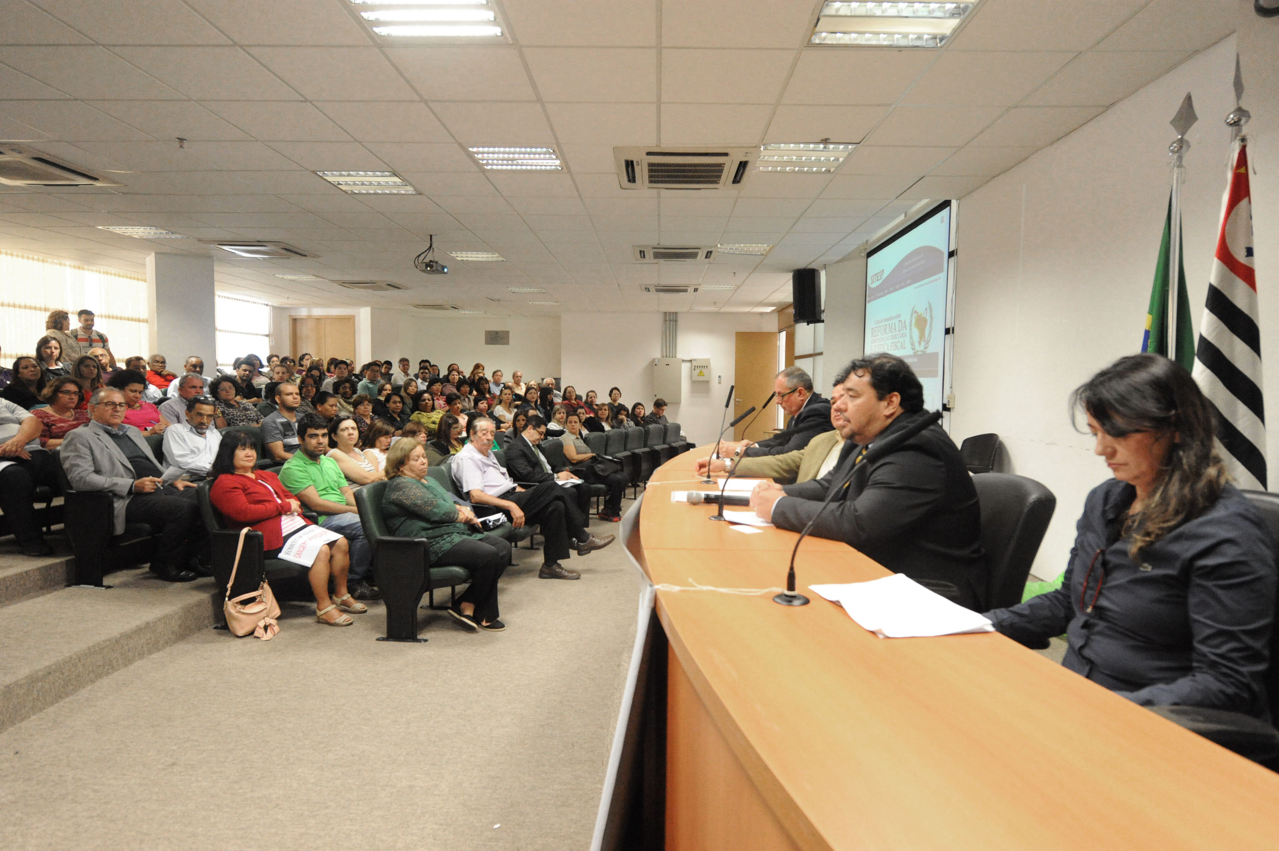 Tcnicos da Secretaria da Fazenda estadual participaram de reunio<a style='float:right;color:#ccc' href='https://www3.al.sp.gov.br/repositorio/noticia/N-10-2015/fg177174.jpg' target=_blank><i class='bi bi-zoom-in'></i> Clique para ver a imagem </a>