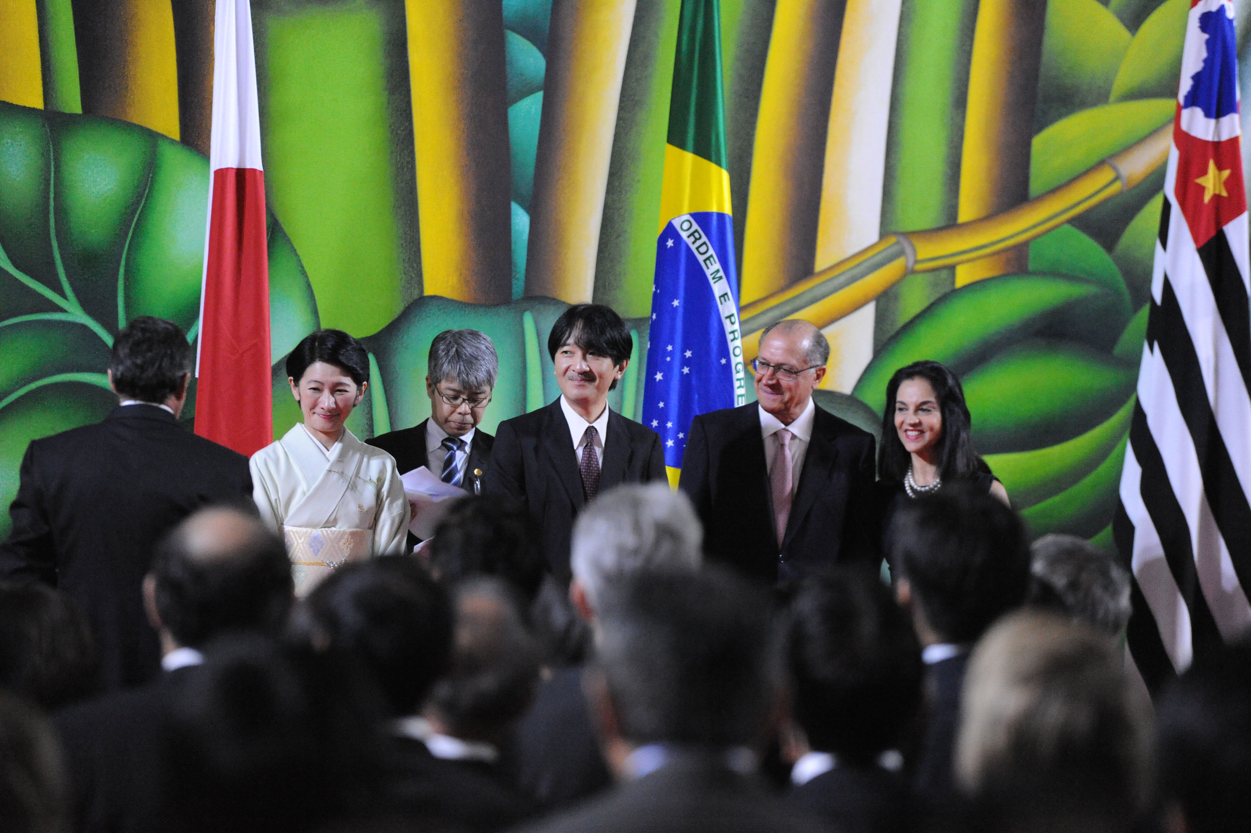 Prncipes do Japo na solenidade que marca os 120 anos do acordo bilateral entre Brasil e Japo <a style='float:right;color:#ccc' href='https://www3.al.sp.gov.br/repositorio/noticia/N-10-2015/fg177771.jpg' target=_blank><i class='bi bi-zoom-in'></i> Clique para ver a imagem </a>
