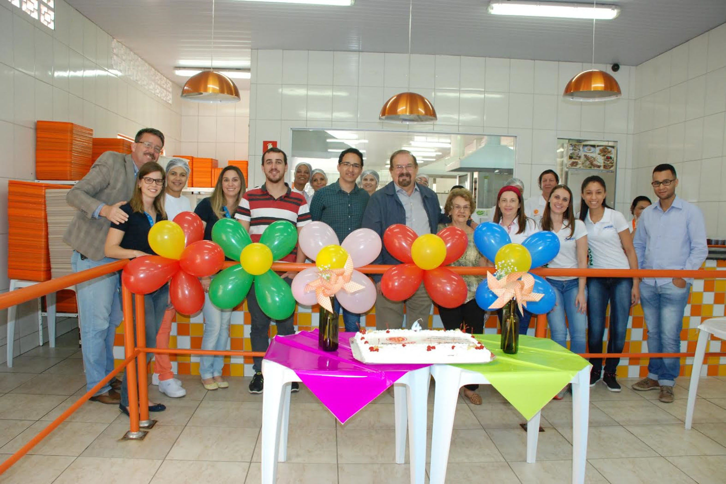 Aldo Demarchi (centro) e equipe do Bom Prato<a style='float:right;color:#ccc' href='https://www3.al.sp.gov.br/repositorio/noticia/N-10-2016/fg195042.jpg' target=_blank><i class='bi bi-zoom-in'></i> Clique para ver a imagem </a>