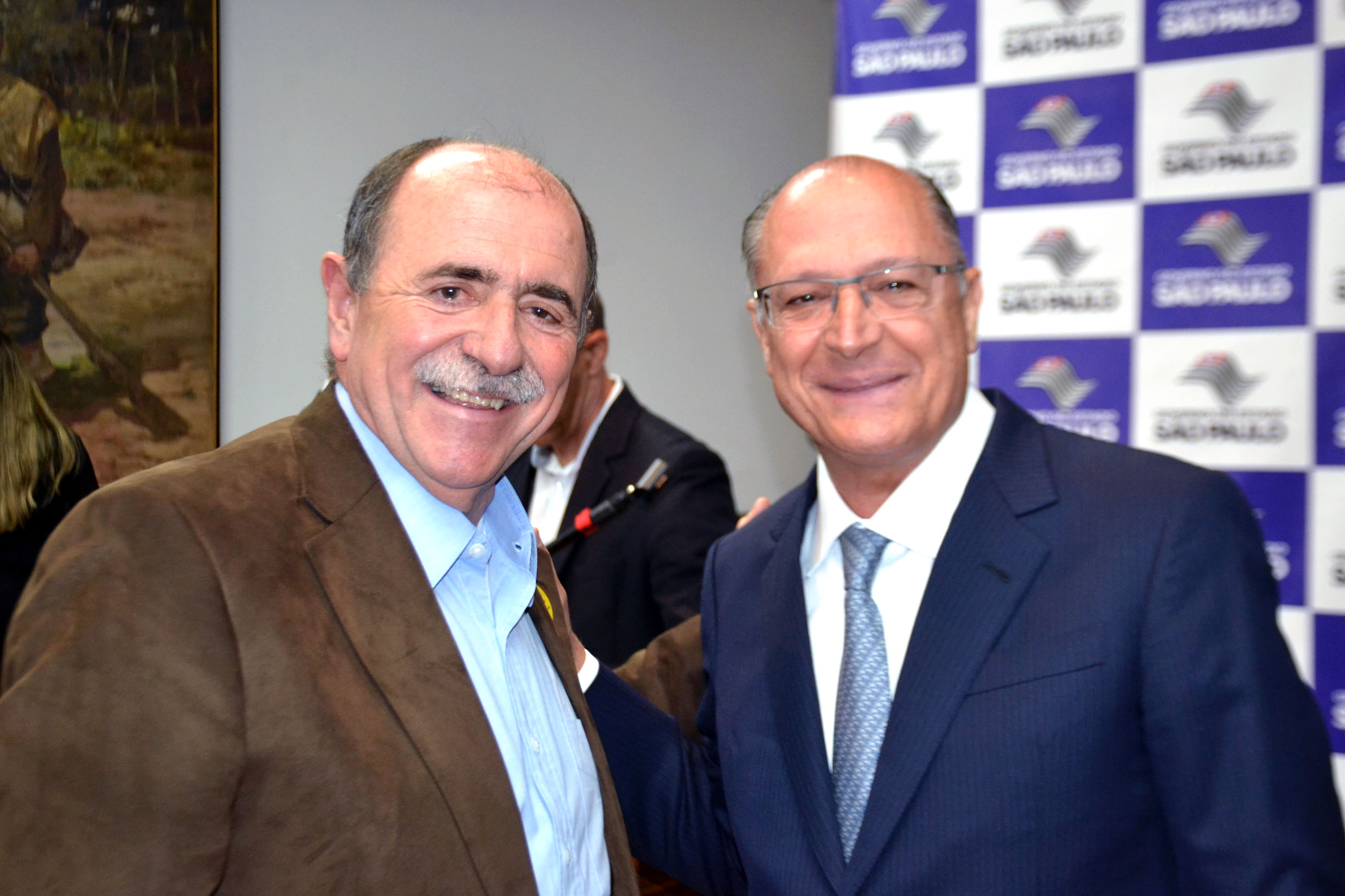 Joo Caramez e Geraldo Alckmin<a style='float:right;color:#ccc' href='https://www3.al.sp.gov.br/repositorio/noticia/N-10-2017/fg211311.jpg' target=_blank><i class='bi bi-zoom-in'></i> Clique para ver a imagem </a>