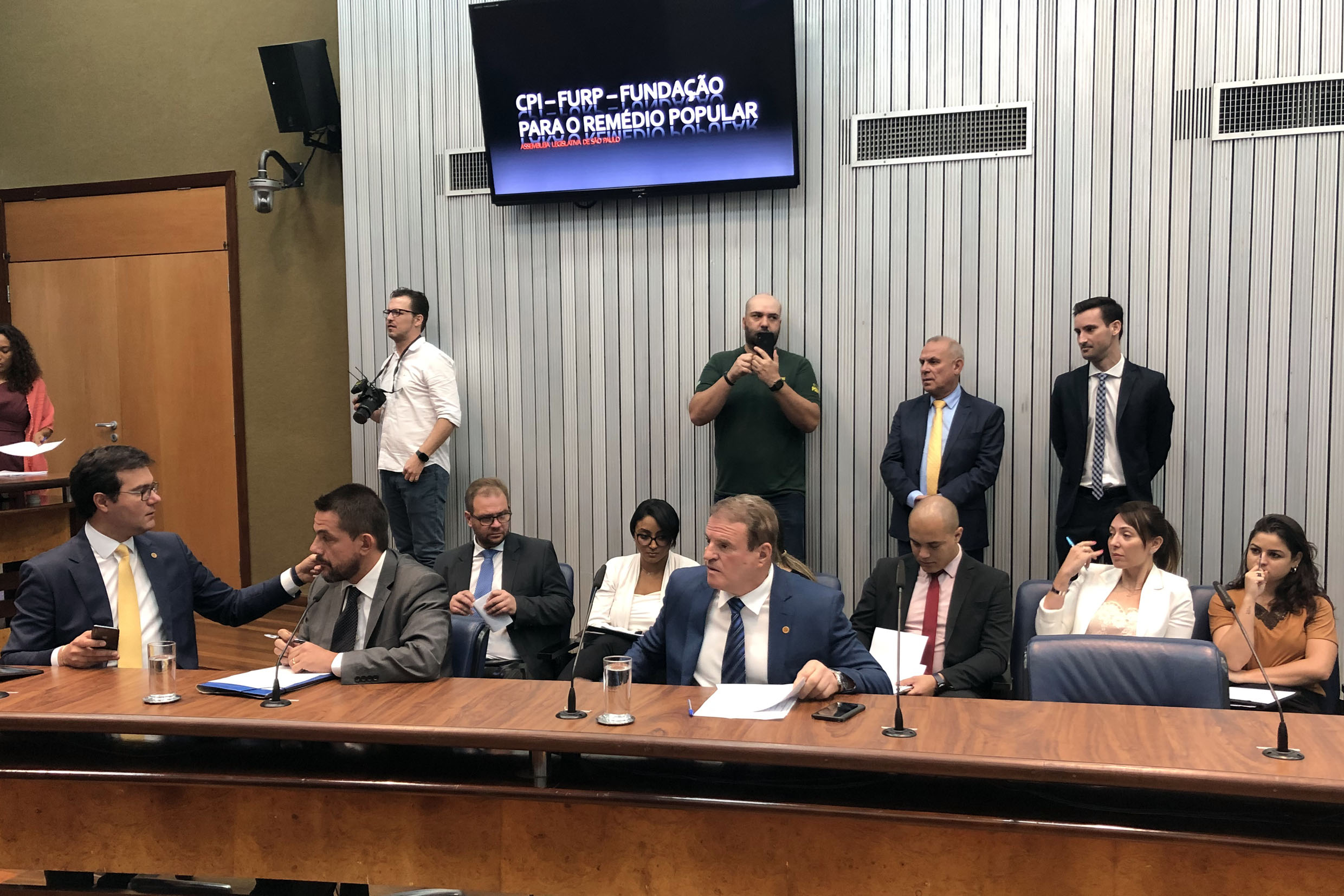 Cezar ( dir.), participa da reunio da CPI<a style='float:right;color:#ccc' href='https://www3.al.sp.gov.br/repositorio/noticia/N-10-2019/fg241079.jpg' target=_blank><i class='bi bi-zoom-in'></i> Clique para ver a imagem </a>