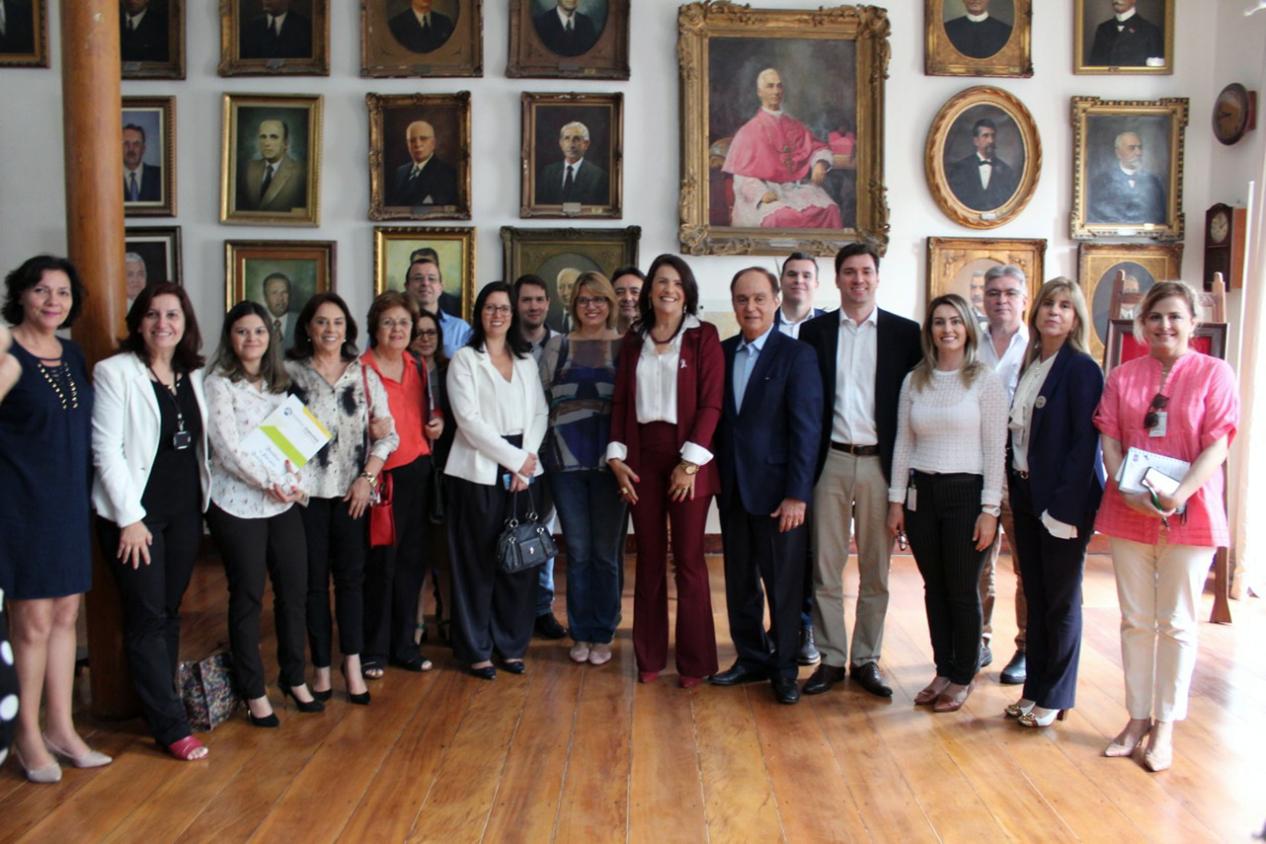 Valeria Bolsonaro (ao centro)<a style='float:right;color:#ccc' href='https://www3.al.sp.gov.br/repositorio/noticia/N-10-2019/fg241649.jpg' target=_blank><i class='bi bi-zoom-in'></i> Clique para ver a imagem </a>