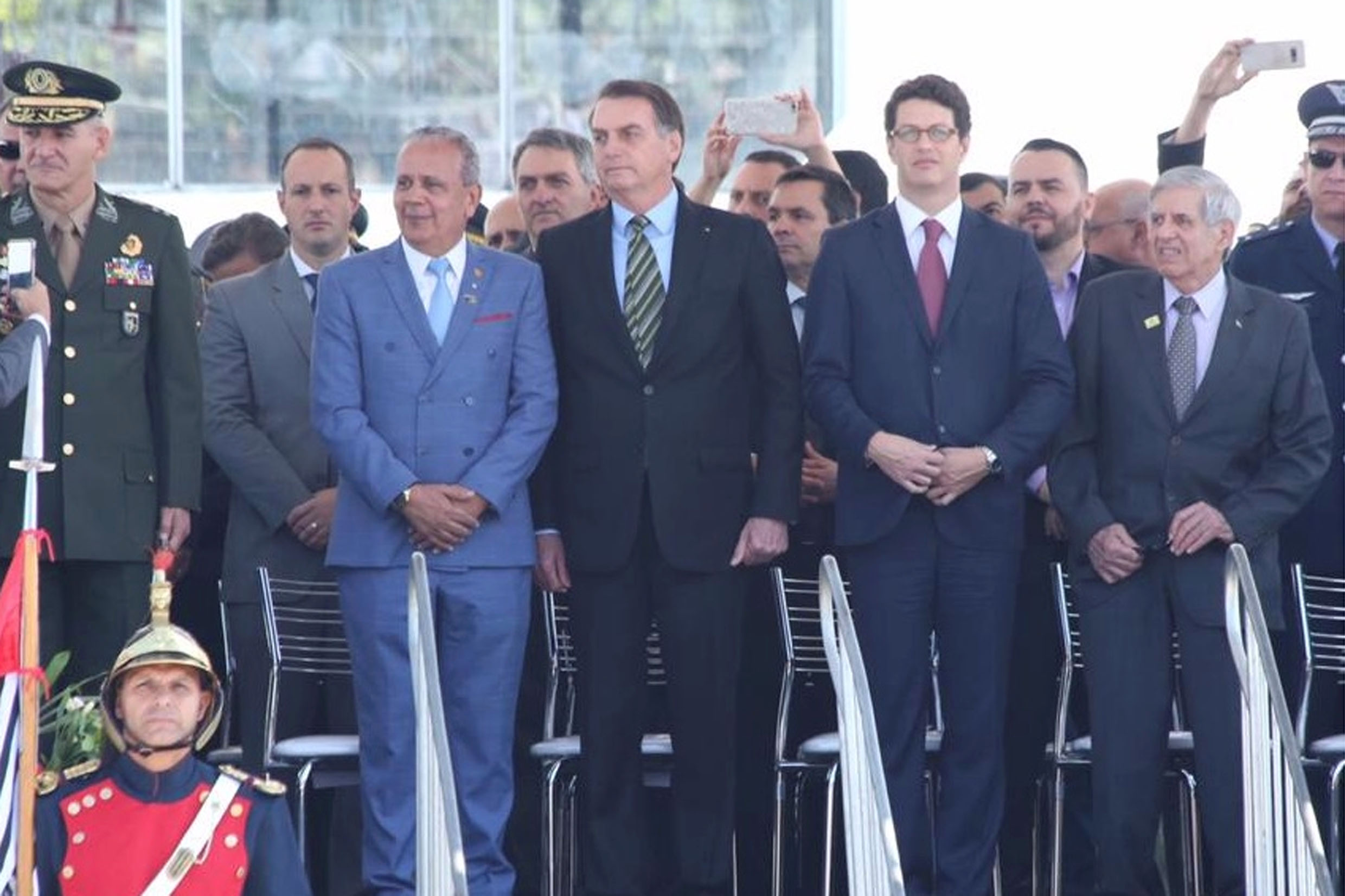 Tenente Nascimento ao lado de Jair Bolsonaro (ao centro)<a style='float:right;color:#ccc' href='https://www3.al.sp.gov.br/repositorio/noticia/N-10-2019/fg241740.jpg' target=_blank><i class='bi bi-zoom-in'></i> Clique para ver a imagem </a>