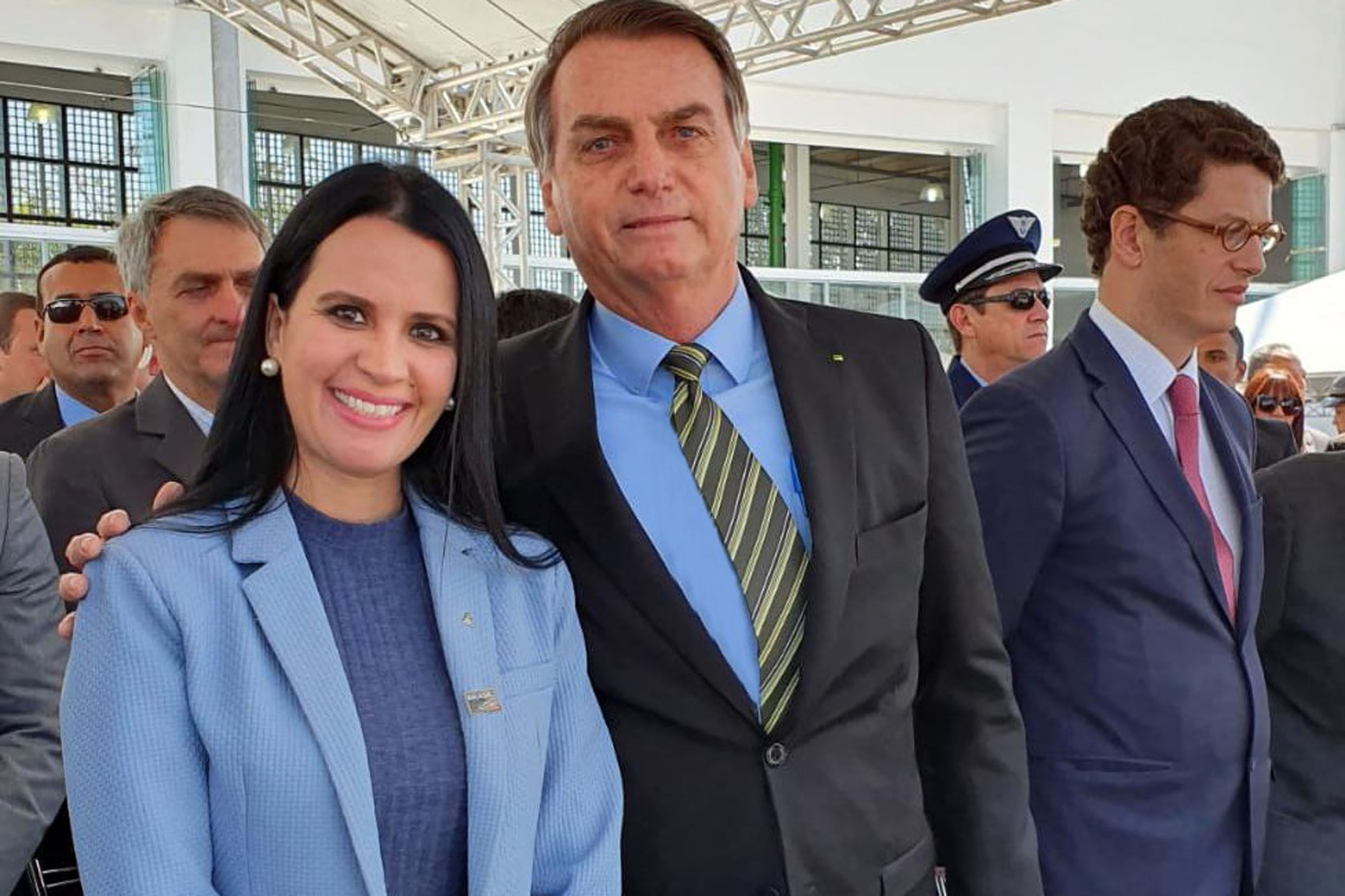 Leticia Aguiar e Jair Bolsonaro<a style='float:right;color:#ccc' href='https://www3.al.sp.gov.br/repositorio/noticia/N-10-2019/fg241766.jpg' target=_blank><i class='bi bi-zoom-in'></i> Clique para ver a imagem </a>