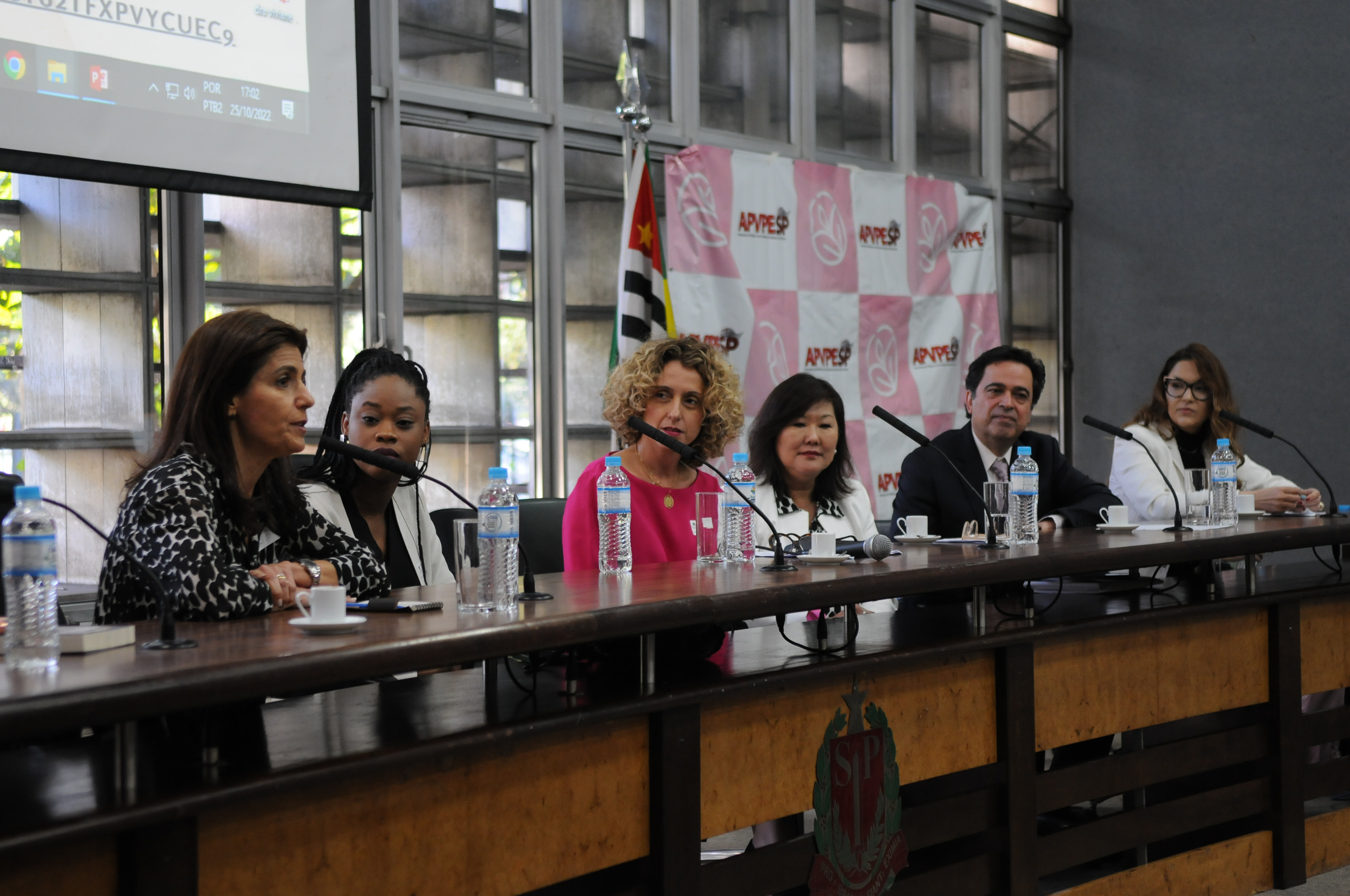 Evento realizado na Alesp debate cncer de mama<a style='float:right;color:#ccc' href='https://www3.al.sp.gov.br/repositorio/noticia/N-10-2022/fg291220.jpg' target=_blank><i class='bi bi-zoom-in'></i> Clique para ver a imagem </a>