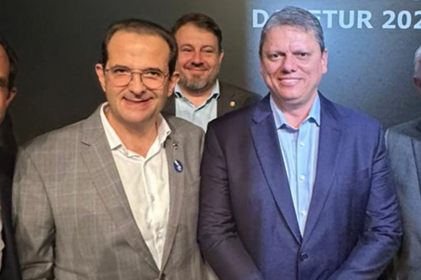 Edmir Chedid e o govenador Tarcísio de Freitas<a style='float:right;color:#ccc' href='https://www3.al.sp.gov.br/repositorio/noticia/N-10-2023/fg310465.jpg' target=_blank><i class='bi bi-zoom-in'></i> Clique para ver a imagem </a>