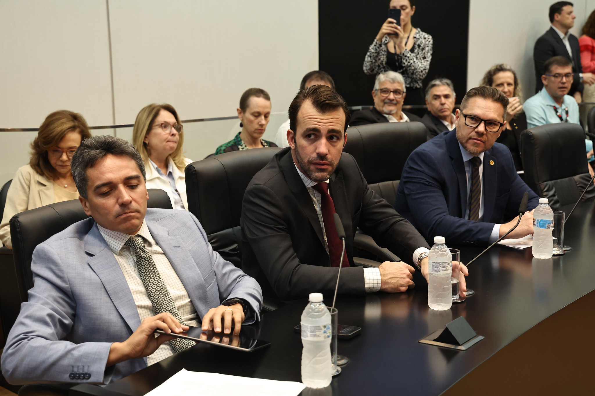 Parlamentares reunidos na comissão<a style='float:right;color:#ccc' href='https://www3.al.sp.gov.br/repositorio/noticia/N-10-2024/fg336656.jpg' target=_blank><i class='bi bi-zoom-in'></i> Clique para ver a imagem </a>
