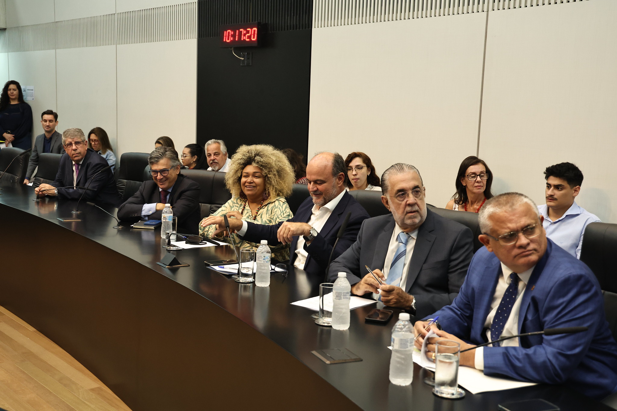 Parlamentares reunidos na comissão<a style='float:right;color:#ccc' href='https://www3.al.sp.gov.br/repositorio/noticia/N-10-2024/fg336657.jpg' target=_blank><i class='bi bi-zoom-in'></i> Clique para ver a imagem </a>