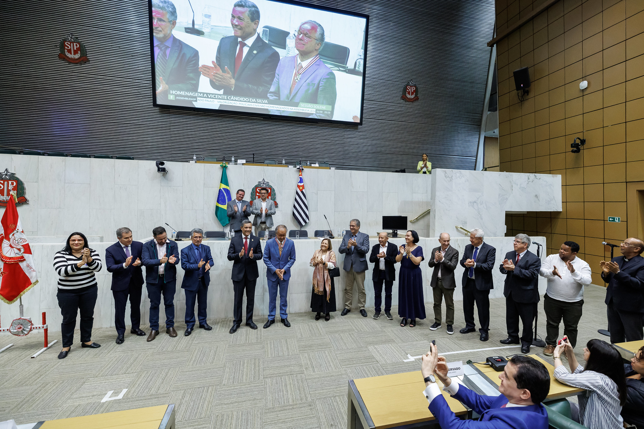 Sesso Solene: encontro de amigos <a style='float:right;color:#ccc' href='https://www3.al.sp.gov.br/repositorio/noticia/N-10-2024/fg336911.jpg' target=_blank><i class='bi bi-zoom-in'></i> Clique para ver a imagem </a>