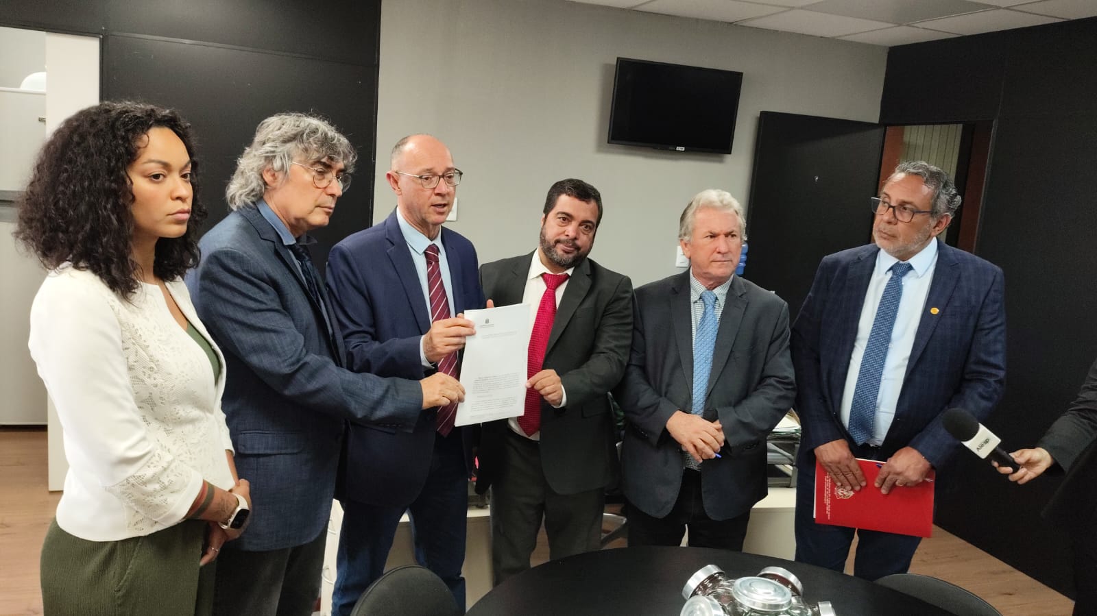 Protocolo do pedido de impeachment<a style='float:right;color:#ccc' href='https://www3.al.sp.gov.br/repositorio/noticia/N-10-2024/fg337279.jpeg' target=_blank><i class='bi bi-zoom-in'></i> Clique para ver a imagem </a>