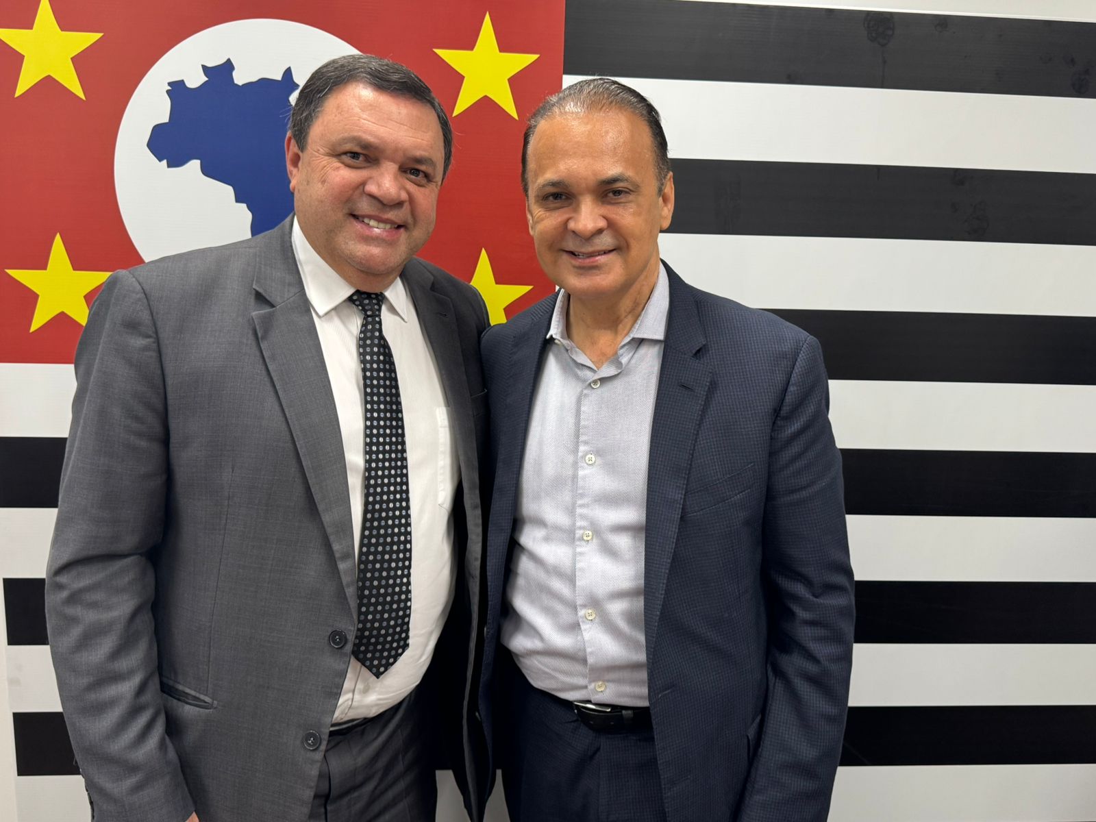 Deputado ao lado do secretrio de Turismo de SP<a style='float:right;color:#ccc' href='https://www3.al.sp.gov.br/repositorio/noticia/N-10-2025/fg354181.jpeg' target=_blank><i class='bi bi-zoom-in'></i> Clique para ver a imagem </a>