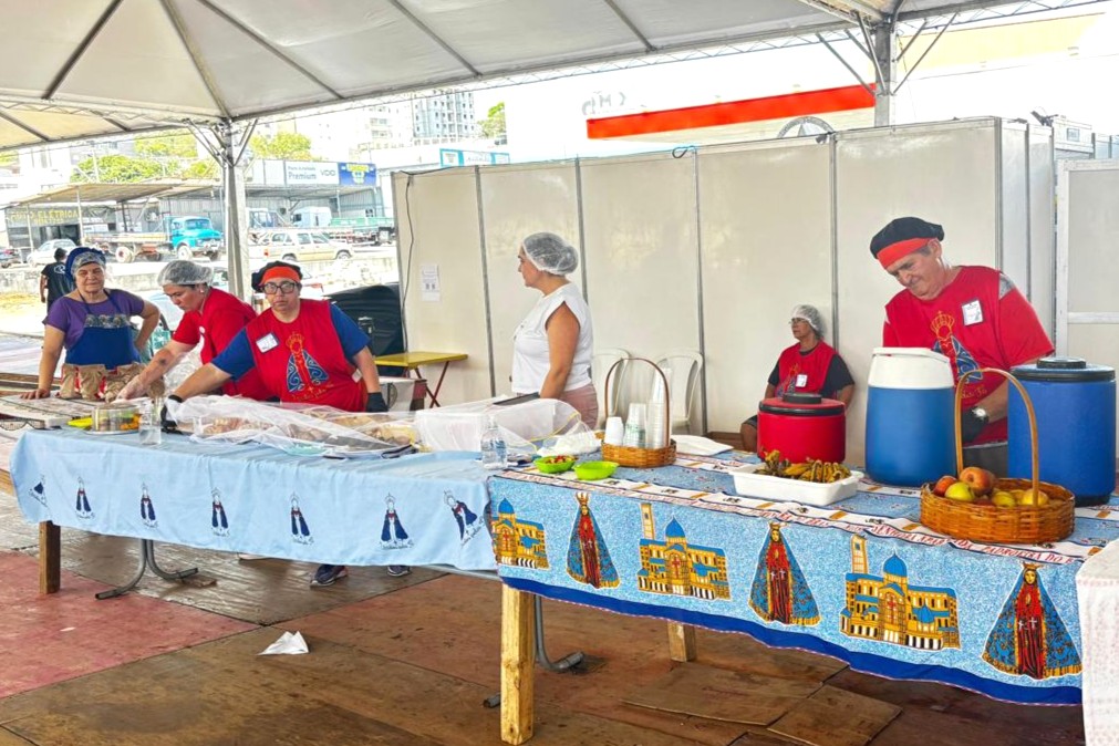 Voluntrios se dedicam a ajudar os romeiros<a style='float:right;color:#ccc' href='https://www3.al.sp.gov.br/repositorio/noticia/N-10-2025/fg354227.jpeg' target=_blank><i class='bi bi-zoom-in'></i> Clique para ver a imagem </a>