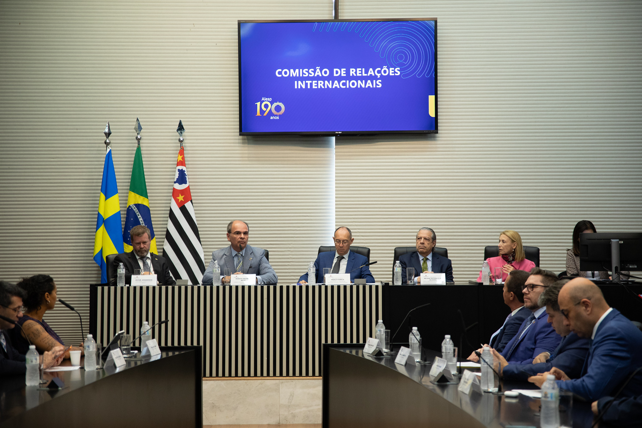 Comissão recepciona cônsules honorários suecos <a style='float:right;color:#ccc' href='https://www3.al.sp.gov.br/repositorio/noticia/N-10-2025/fg354321.jpg' target=_blank><i class='bi bi-zoom-in'></i> Clique para ver a imagem </a>