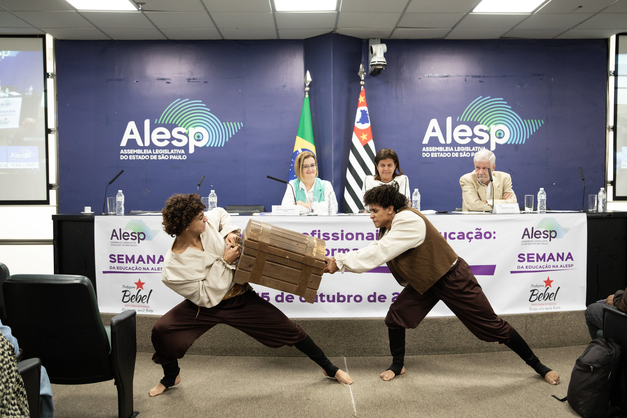 Coreografia em homenagem aos professores<a style='float:right;color:#ccc' href='https://www3.al.sp.gov.br/repositorio/noticia/N-10-2025/fg354857.jpg' target=_blank><i class='bi bi-zoom-in'></i> Clique para ver a imagem </a>