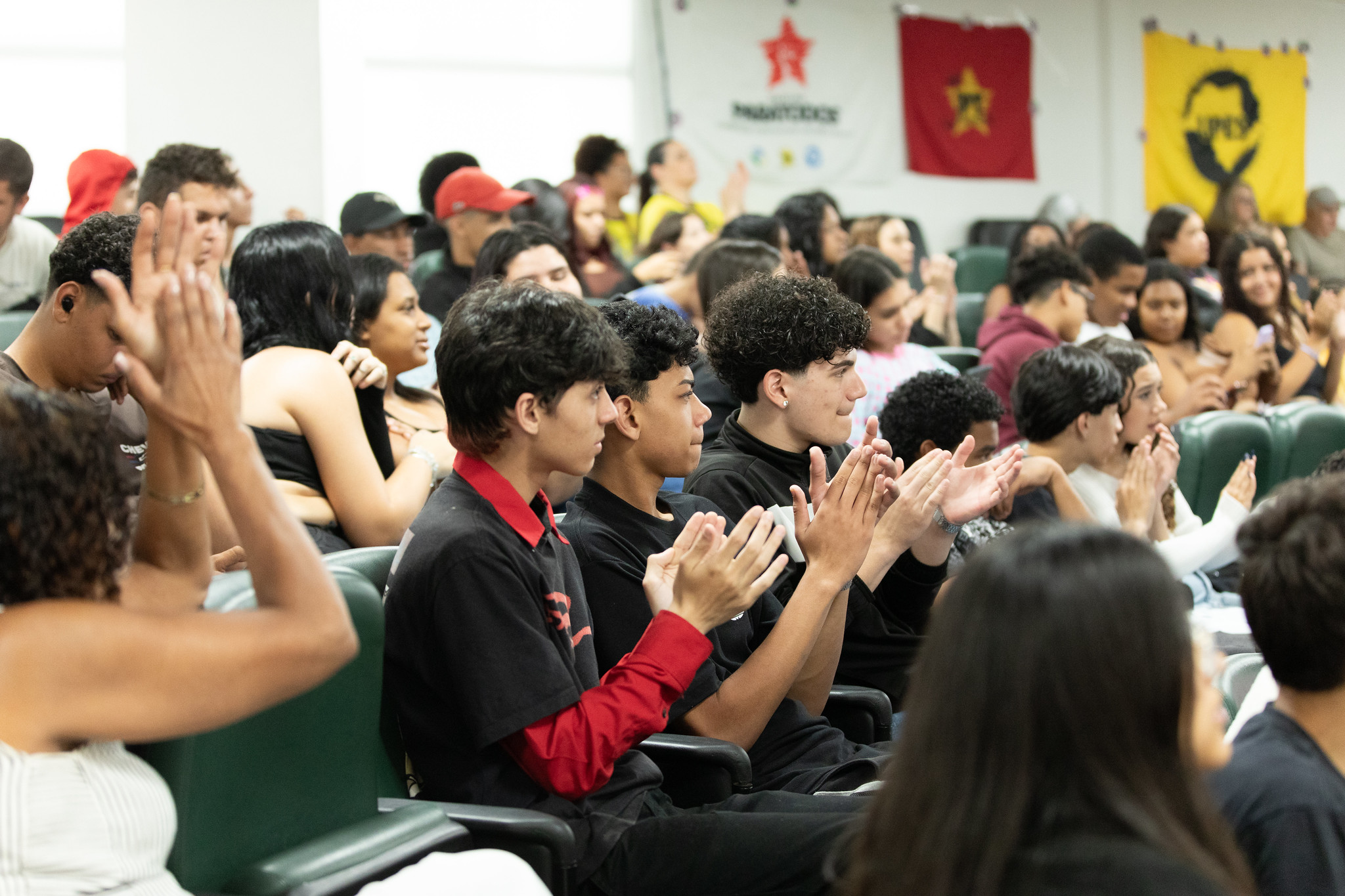 Estudantes opinaram sobre futuro da educação<a style='float:right;color:#ccc' href='https://www3.al.sp.gov.br/repositorio/noticia/N-10-2025/fg354882.jpg' target=_blank><i class='bi bi-zoom-in'></i> Clique para ver a imagem </a>