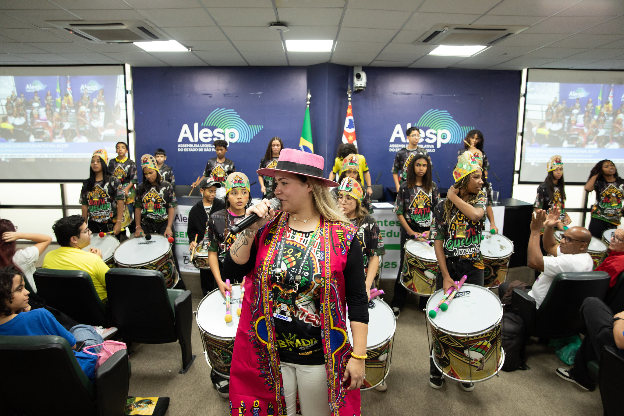 Batuquedum fez apresentação de samba-reggae<a style='float:right;color:#ccc' href='https://www3.al.sp.gov.br/repositorio/noticia/N-10-2025/fg354908.jpg' target=_blank><i class='bi bi-zoom-in'></i> Clique para ver a imagem </a>