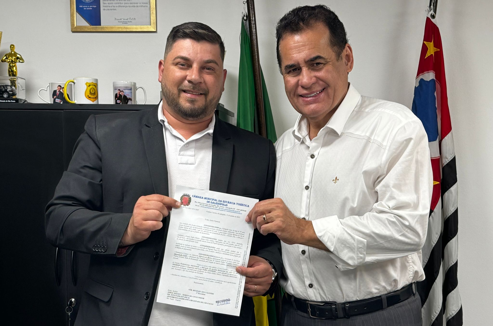 Jorge Wilson com vereador Tikinho da Pizzaria<a style='float:right;color:#ccc' href='https://www3.al.sp.gov.br/repositorio/noticia/N-10-2025/fg354999.jpg' target=_blank><i class='bi bi-zoom-in'></i> Clique para ver a imagem </a>