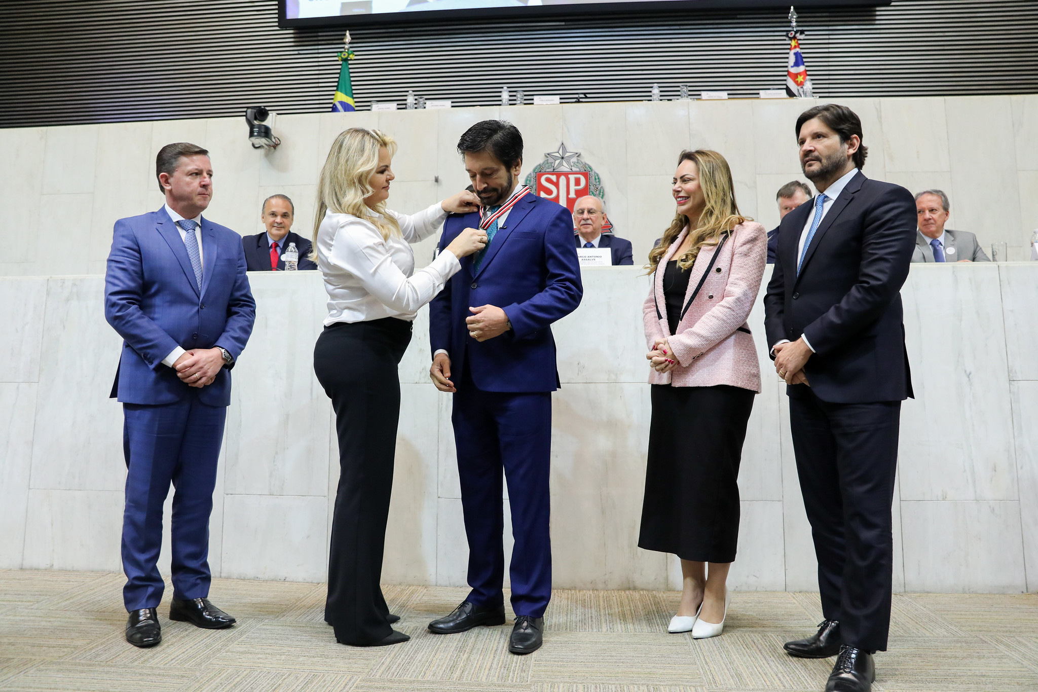Ricardo Nunes recebe Colar na Alesp<a style='float:right;color:#ccc' href='https://www3.al.sp.gov.br/repositorio/noticia/N-10-2025/fg355339.jpg' target=_blank><i class='bi bi-zoom-in'></i> Clique para ver a imagem </a>