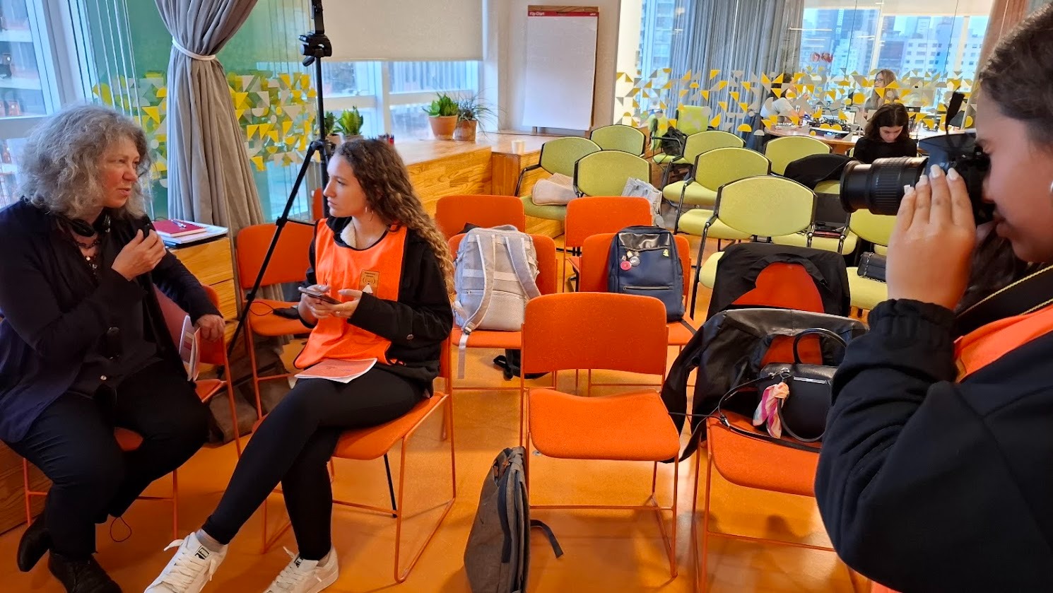 Aluna entrevista pesquisadora Sonia Livingstone<a style='float:right;color:#ccc' href='https://www3.al.sp.gov.br/repositorio/noticia/N-10-2025/fg355759.jpg' target=_blank><i class='bi bi-zoom-in'></i> Clique para ver a imagem </a>