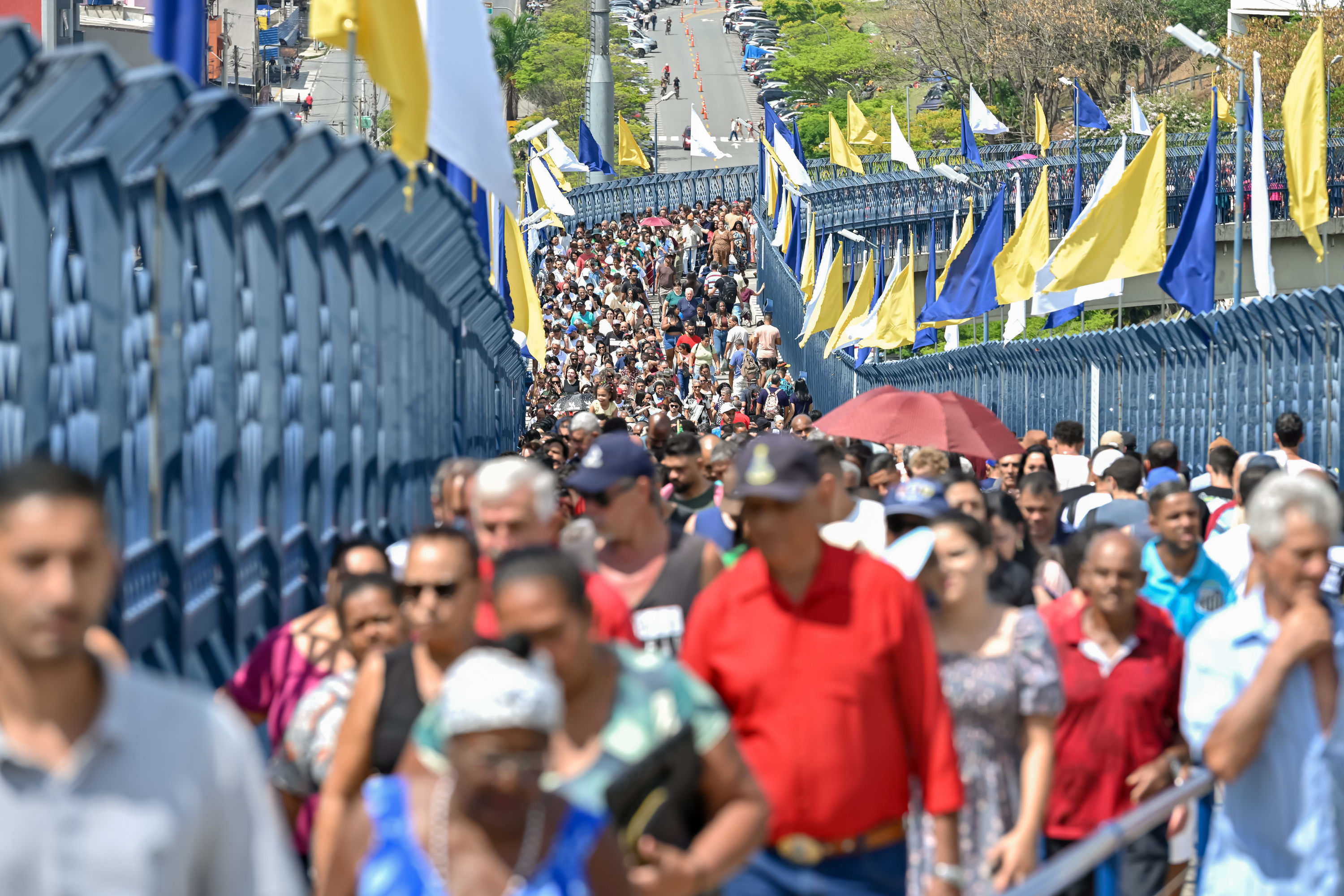 Fi�is chegando ao Santu�rio Nacional<a style='float:right;color:#ccc' href='https://www3.al.sp.gov.br/repositorio/noticia/N-10-2026/fg367453.jpg' target=_blank><i class='bi bi-zoom-in'></i> Clique para ver a imagem </a>