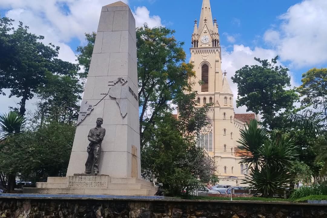 Monumento em homenagem ao aviador em Ja�<a style='float:right;color:#ccc' href='https://www3.al.sp.gov.br/repositorio/noticia/N-10-2026/fg367467.jpg' target=_blank><i class='bi bi-zoom-in'></i> Clique para ver a imagem </a>