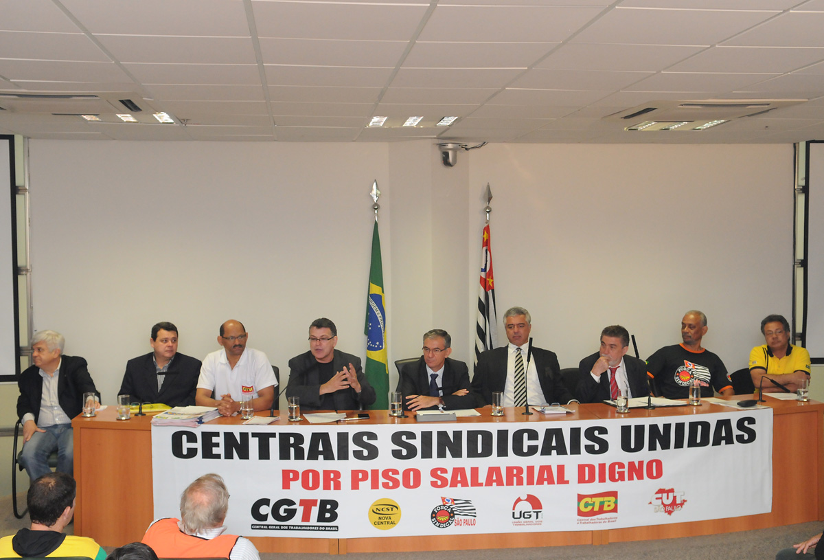 Olimpio Gomes(centro) e lideres sindicais<a style='float:right;color:#ccc' href='https://www3.al.sp.gov.br/repositorio/noticia/N-11-2012/fg119277.jpg' target=_blank><i class='bi bi-zoom-in'></i> Clique para ver a imagem </a>