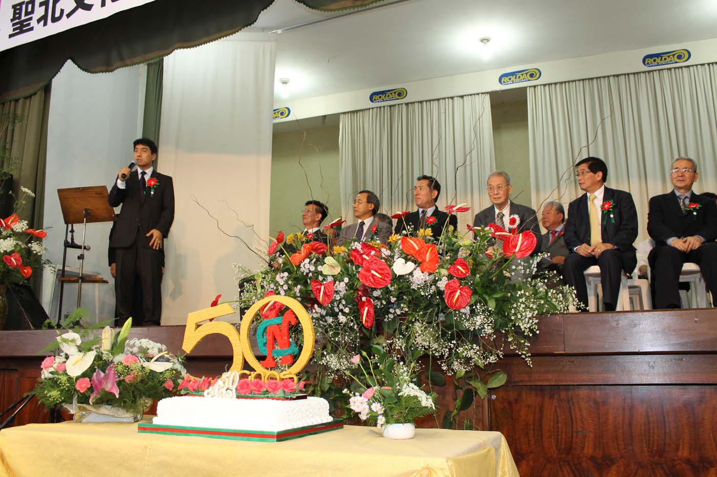 Nishimoto fala durante cerimnia comemorativa <a style='float:right;color:#ccc' href='https://www3.al.sp.gov.br/repositorio/noticia/N-11-2012/fg119311.jpg' target=_blank><i class='bi bi-zoom-in'></i> Clique para ver a imagem </a>
