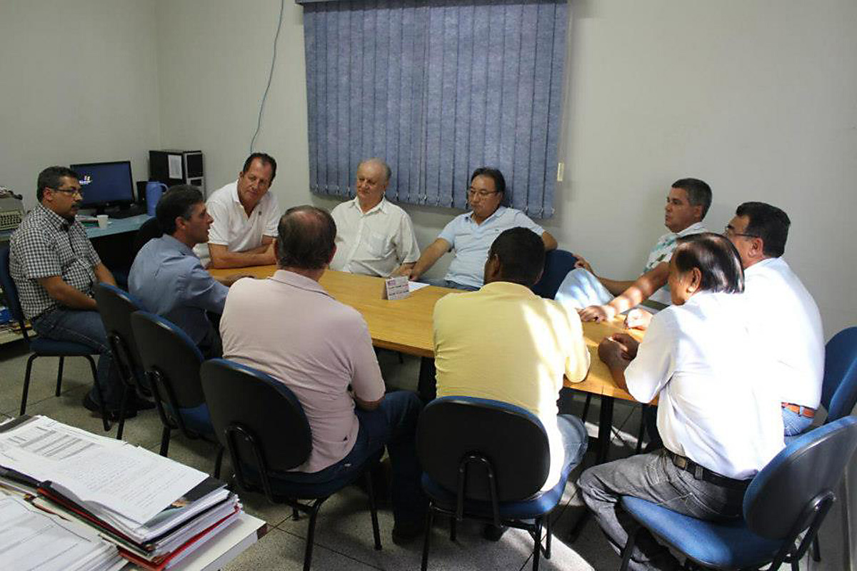 Deputado reuniu-se com lideranas de Pereira Barreto<a style='float:right;color:#ccc' href='https://www3.al.sp.gov.br/repositorio/noticia/N-11-2012/fg119378.jpg' target=_blank><i class='bi bi-zoom-in'></i> Clique para ver a imagem </a>