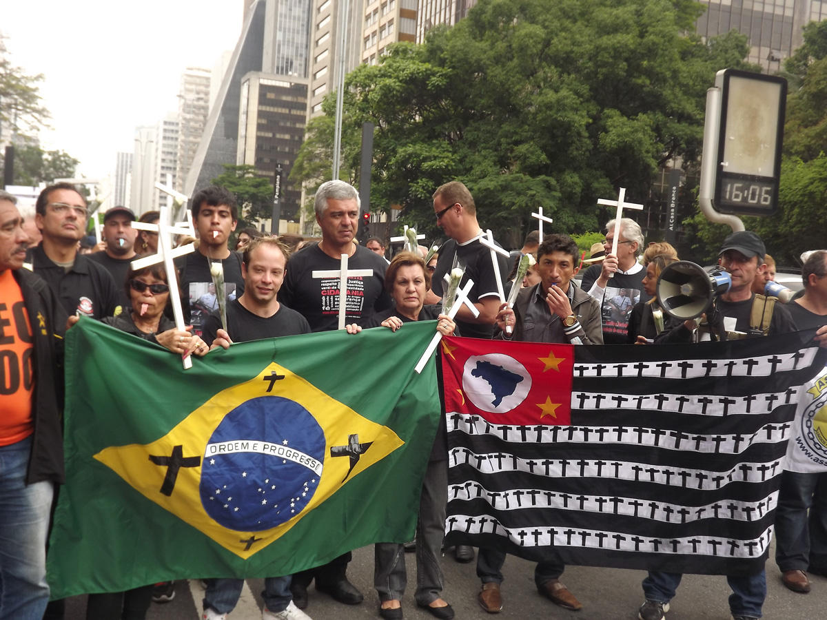 Olmpio Gomes participou do protesto<a style='float:right;color:#ccc' href='https://www3.al.sp.gov.br/repositorio/noticia/N-11-2012/fg119386.jpg' target=_blank><i class='bi bi-zoom-in'></i> Clique para ver a imagem </a>