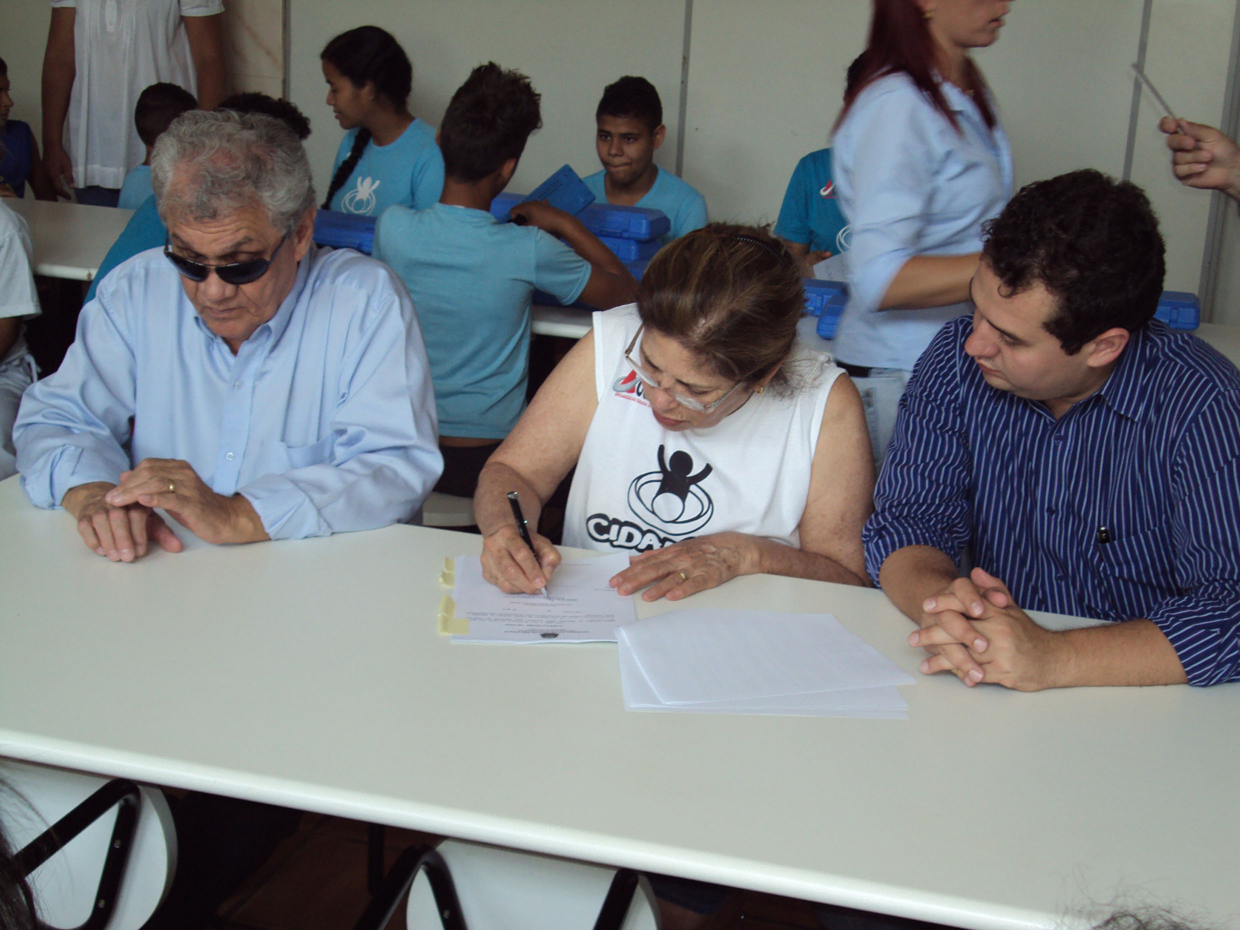 Rafael e presidente da OCA durante assinatura do convnio<a style='float:right;color:#ccc' href='https://www3.al.sp.gov.br/repositorio/noticia/N-11-2013/fg132314.jpg' target=_blank><i class='bi bi-zoom-in'></i> Clique para ver a imagem </a>