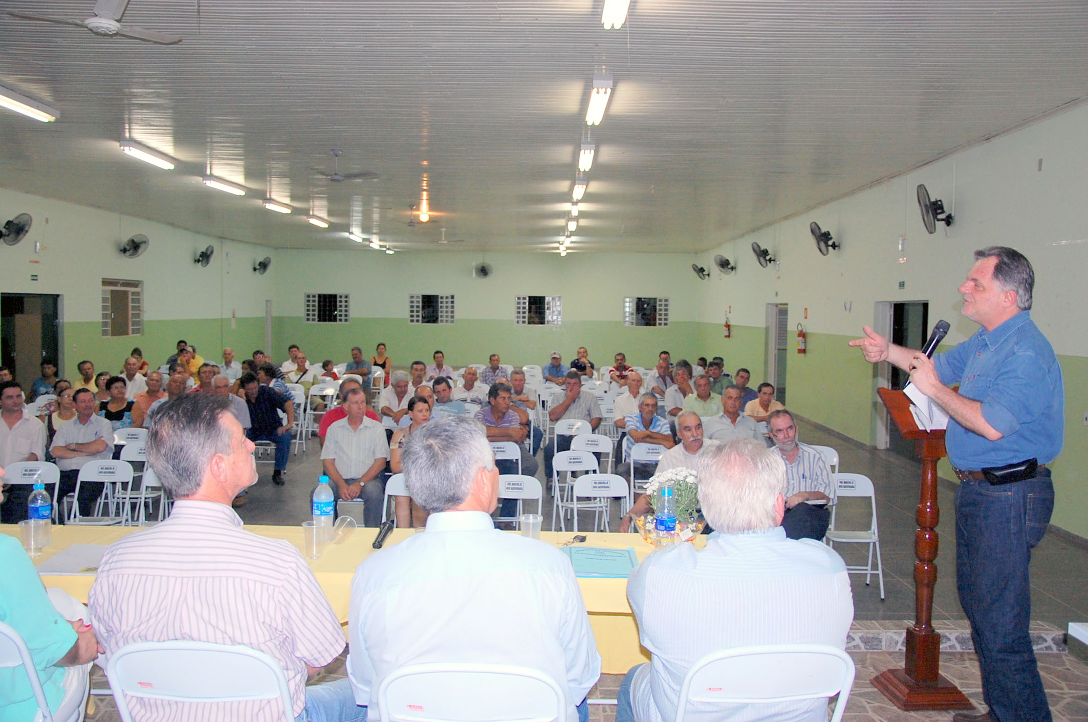 Bragato discursa no encontro de agricultores em Nova Guataporanga: apoio ao produtor rural<a style='float:right;color:#ccc' href='https://www3.al.sp.gov.br/repositorio/noticia/N-11-2013/fg132342.jpg' target=_blank><i class='bi bi-zoom-in'></i> Clique para ver a imagem </a>