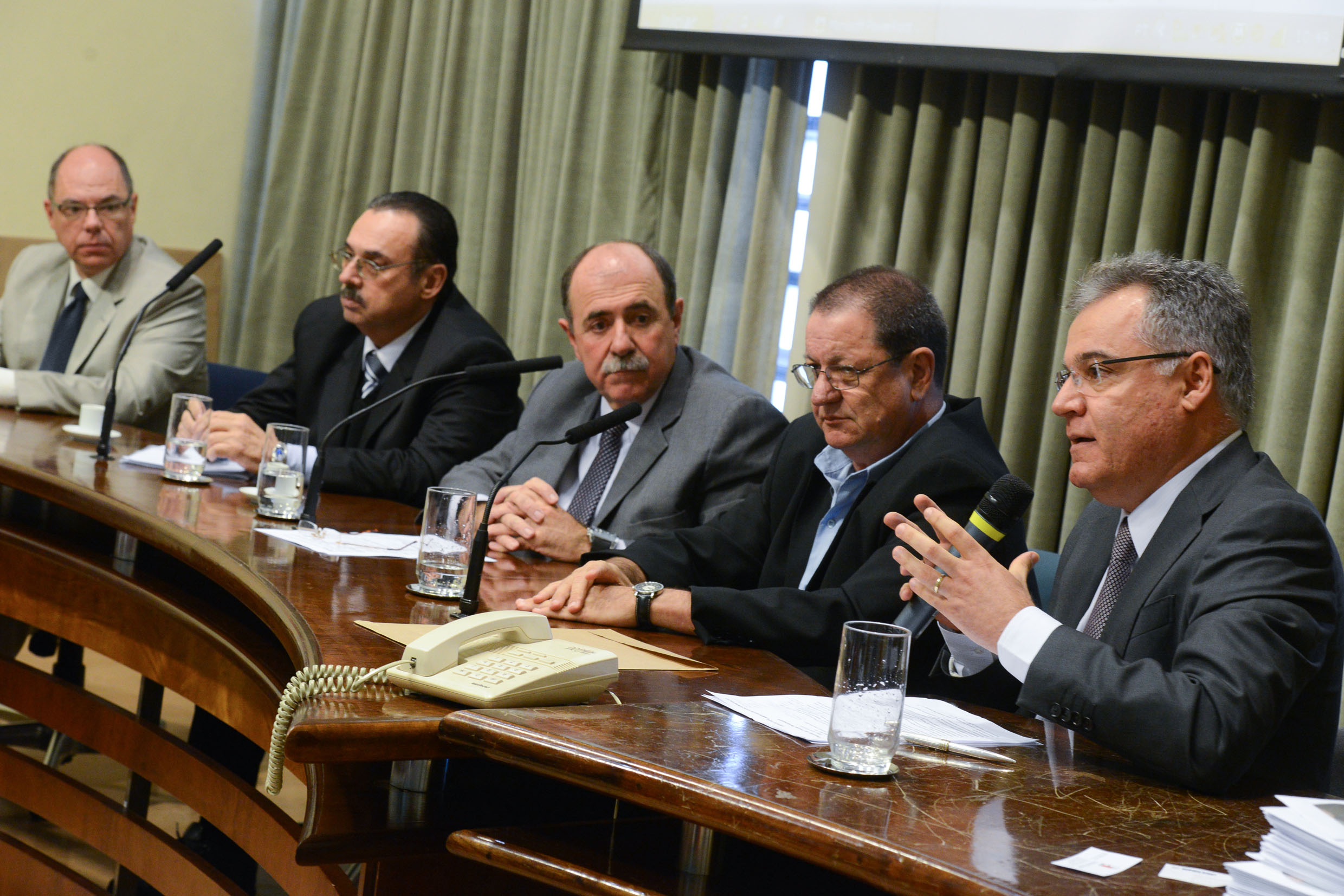 Presidente Samuel Moreria (1  dir.) fala na abertura da reunio da frente, que  coordenada por Joo Caramez (centro)<a style='float:right;color:#ccc' href='https://www3.al.sp.gov.br/repositorio/noticia/N-11-2013/fg132534.jpg' target=_blank><i class='bi bi-zoom-in'></i> Clique para ver a imagem </a>