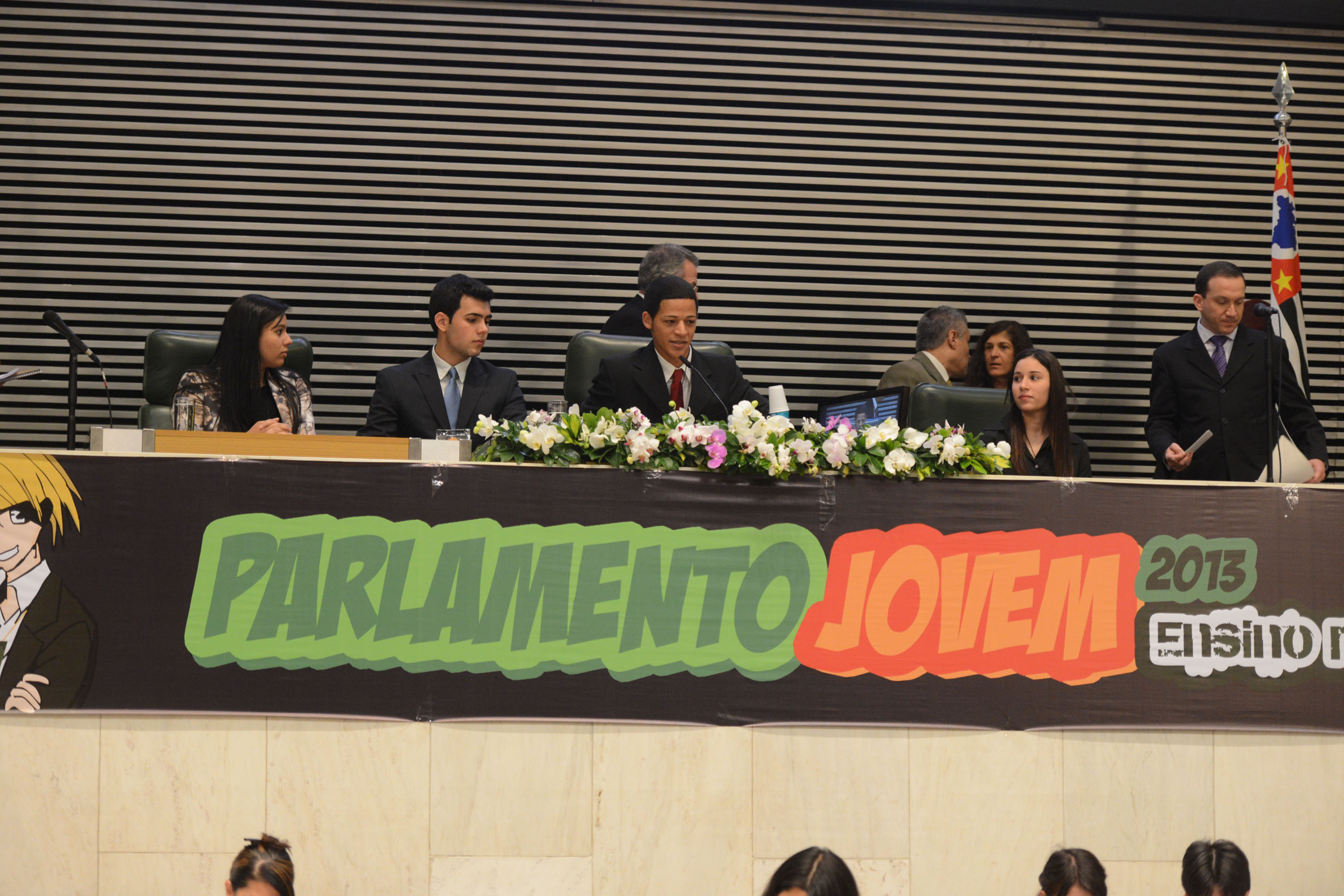 Mesa diretora do Parlamento Jovem 2013 <a style='float:right;color:#ccc' href='https://www3.al.sp.gov.br/repositorio/noticia/N-11-2013/fg132696.jpg' target=_blank><i class='bi bi-zoom-in'></i> Clique para ver a imagem </a>