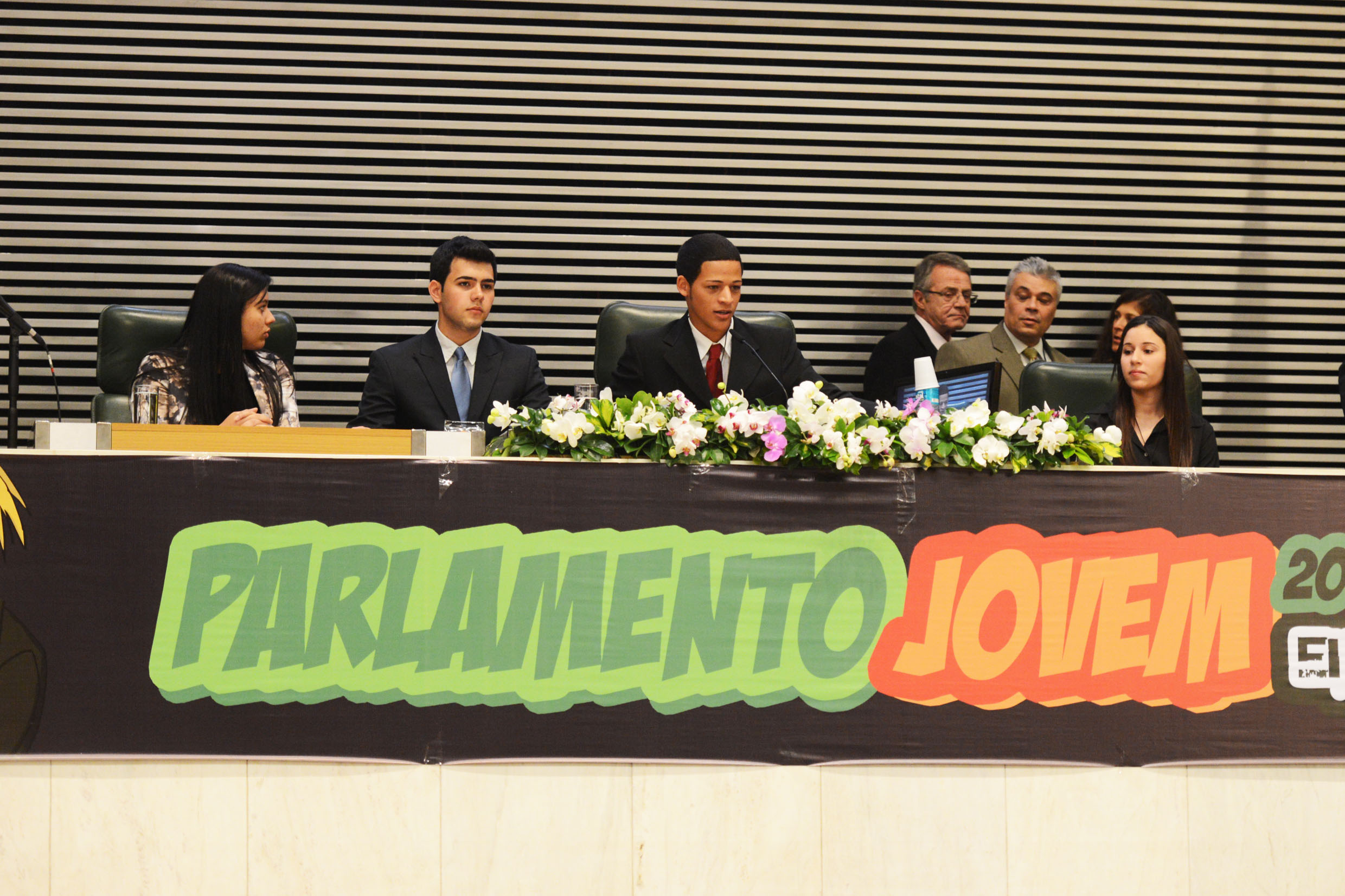 Mesa diretora do Parlamento Jovem 2013 <a style='float:right;color:#ccc' href='https://www3.al.sp.gov.br/repositorio/noticia/N-11-2013/fg132736.jpg' target=_blank><i class='bi bi-zoom-in'></i> Clique para ver a imagem </a>