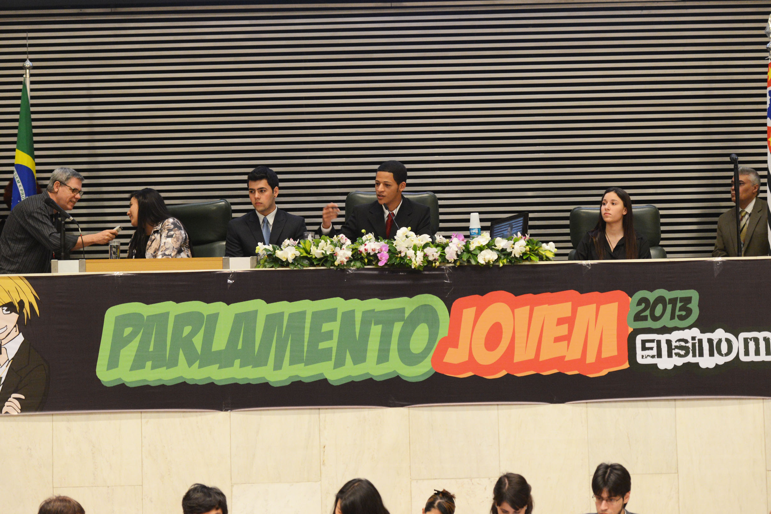 Mesa diretora do Parlamento Jovem 2013<a style='float:right;color:#ccc' href='https://www3.al.sp.gov.br/repositorio/noticia/N-11-2013/fg132740.jpg' target=_blank><i class='bi bi-zoom-in'></i> Clique para ver a imagem </a>