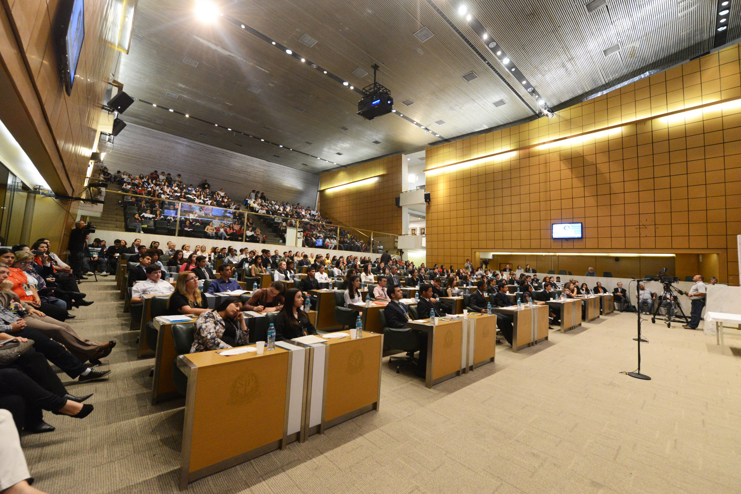 Parlamento Jovem 2013 <a style='float:right;color:#ccc' href='https://www3.al.sp.gov.br/repositorio/noticia/N-11-2013/fg132751.jpg' target=_blank><i class='bi bi-zoom-in'></i> Clique para ver a imagem </a>