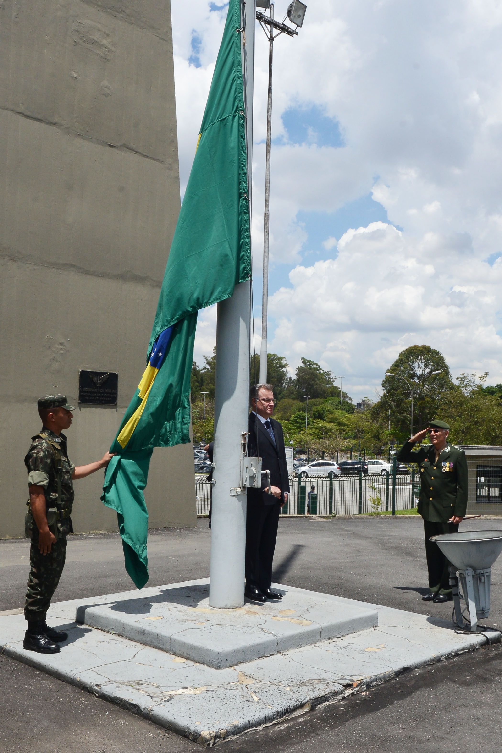 Samuel Moreira na cerimnia de hasteamento da Bandeira Brasileira <a style='float:right;color:#ccc' href='https://www3.al.sp.gov.br/repositorio/noticia/N-11-2013/fg149214.jpg' target=_blank><i class='bi bi-zoom-in'></i> Clique para ver a imagem </a>