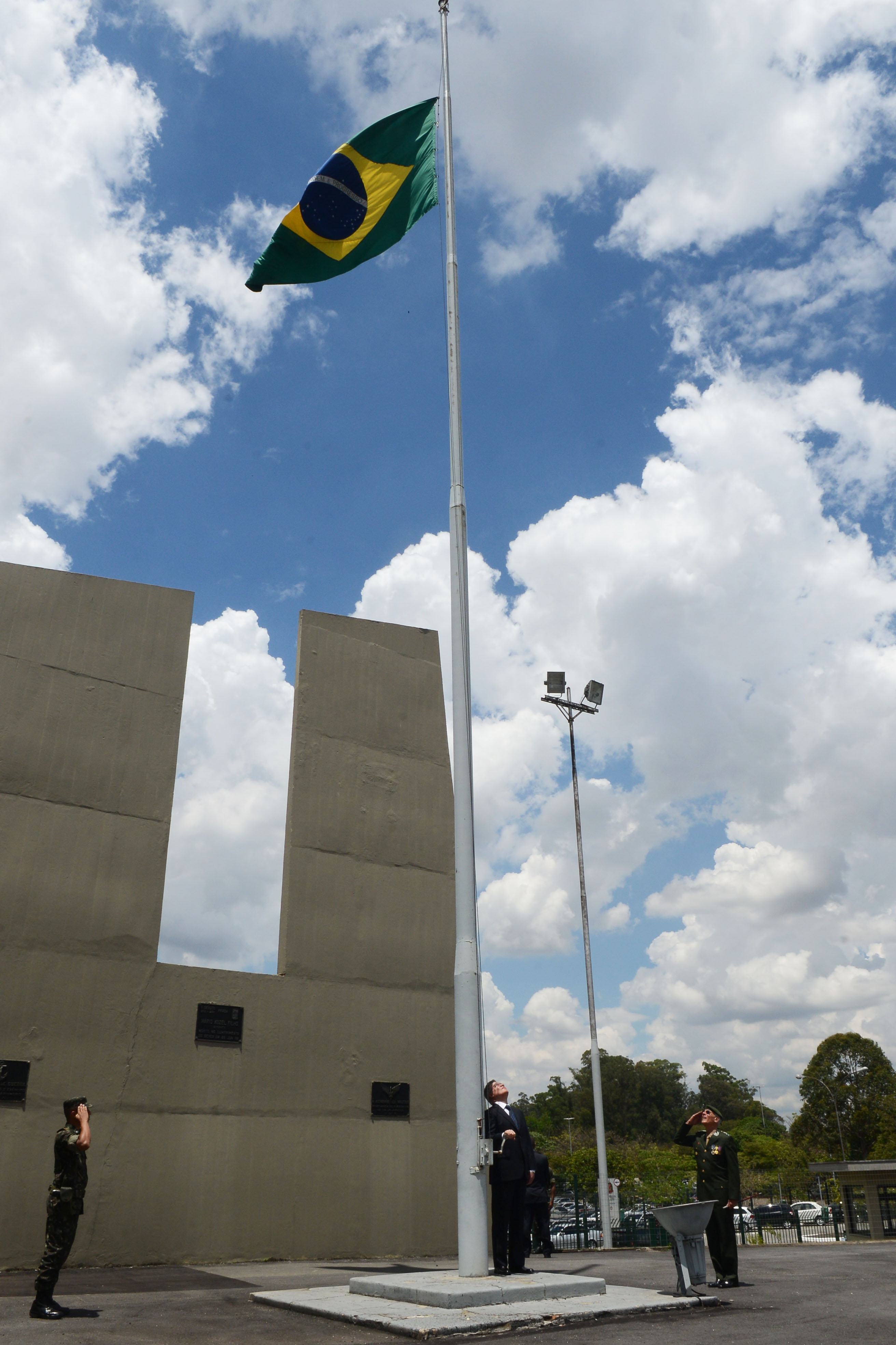 General Adhemar da Costa Machado Filho na cerimnia de hasteamento da Bandeira Brasileira<a style='float:right;color:#ccc' href='https://www3.al.sp.gov.br/repositorio/noticia/N-11-2013/fg149238.jpg' target=_blank><i class='bi bi-zoom-in'></i> Clique para ver a imagem </a>