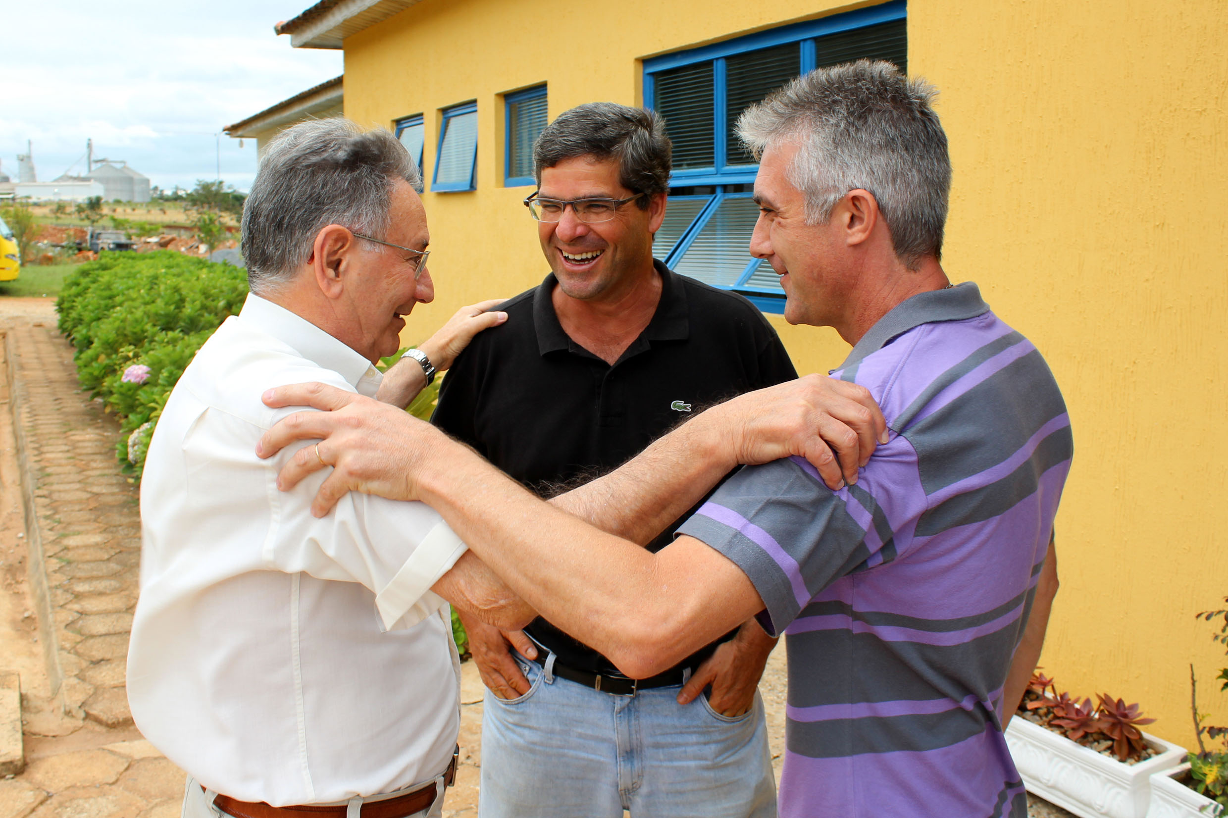 Dr. Ulysses, prefeito Edson Sima e o vice Maurcio da Capituva<a style='float:right;color:#ccc' href='https://www3.al.sp.gov.br/repositorio/noticia/N-11-2013/fg149456.jpg' target=_blank><i class='bi bi-zoom-in'></i> Clique para ver a imagem </a>