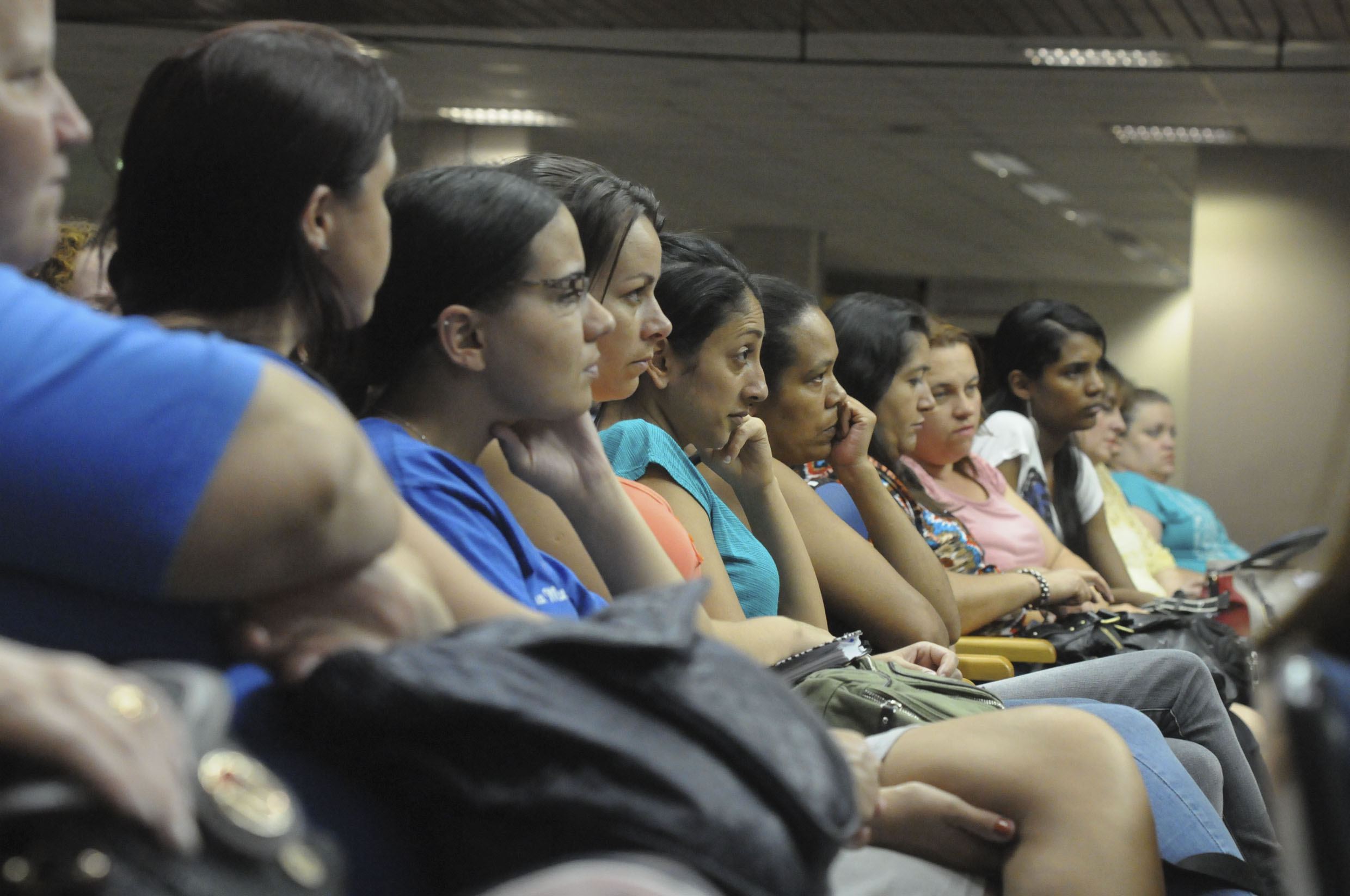 Familiares de autistas acompanham debates<a style='float:right;color:#ccc' href='https://www3.al.sp.gov.br/repositorio/noticia/N-11-2013/fg149699.jpg' target=_blank><i class='bi bi-zoom-in'></i> Clique para ver a imagem </a>