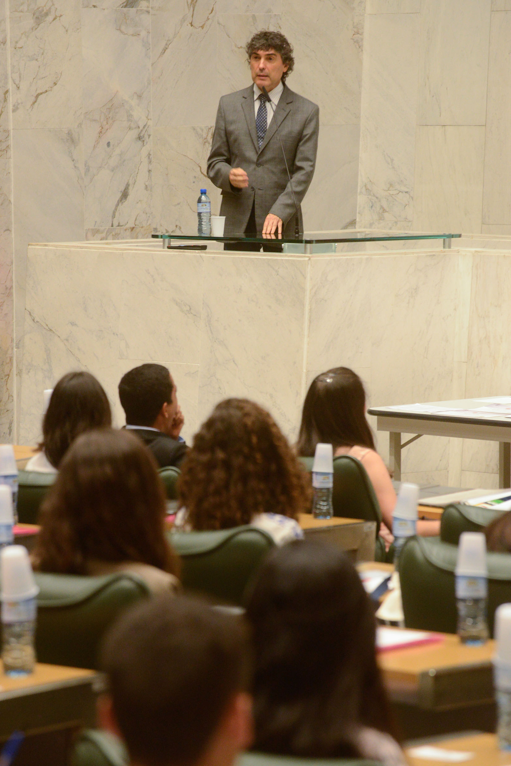 Deputado Carlos Giannazi discursa durante realizao do Parlamento Jovem<a style='float:right;color:#ccc' href='https://www3.al.sp.gov.br/repositorio/noticia/N-11-2014/fg165825.jpg' target=_blank><i class='bi bi-zoom-in'></i> Clique para ver a imagem </a>