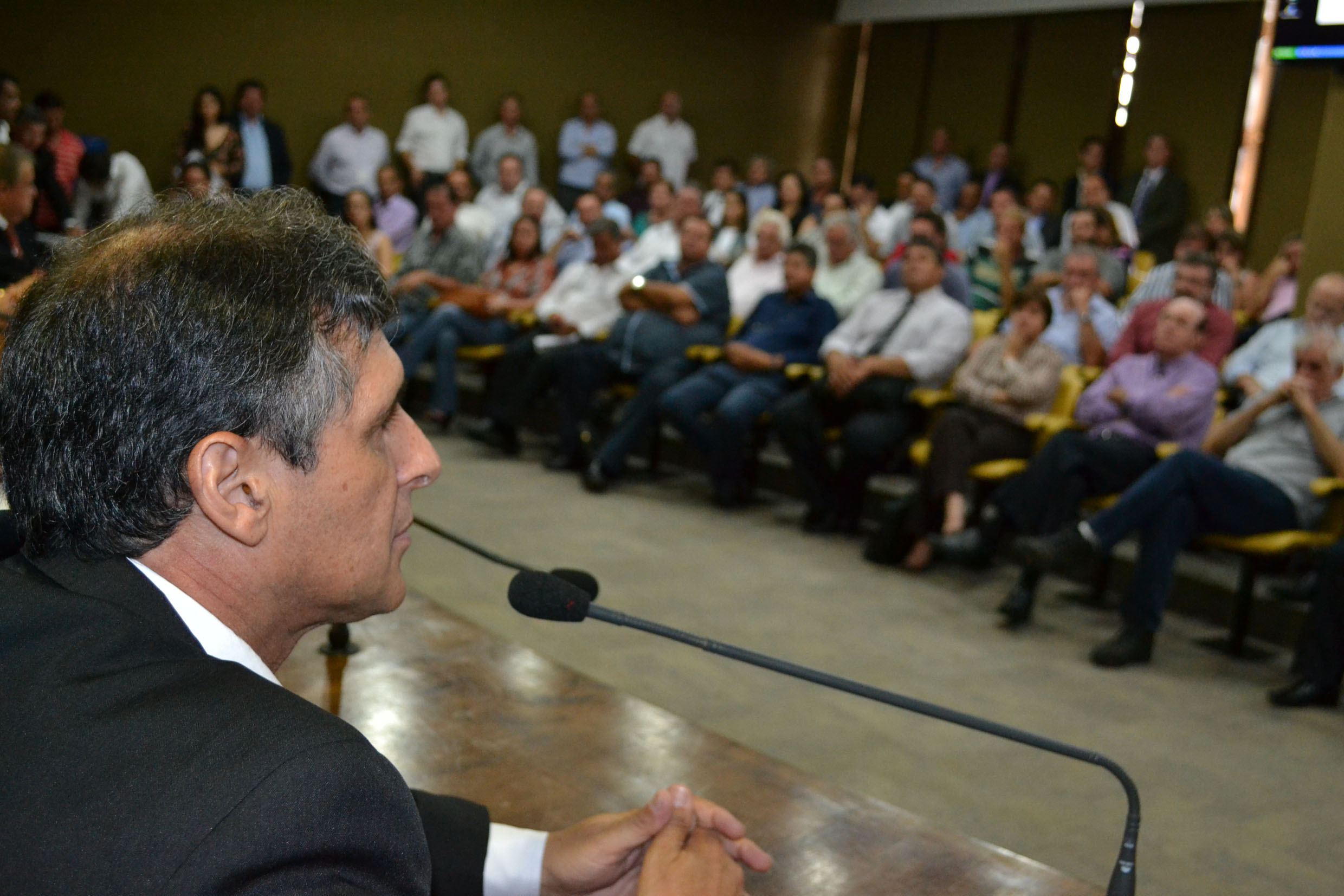 A reunio dos prefeitos foi promovida pelo deputado Sebastio Santos<a style='float:right;color:#ccc' href='https://www3.al.sp.gov.br/repositorio/noticia/N-11-2014/fg166012.jpg' target=_blank><i class='bi bi-zoom-in'></i> Clique para ver a imagem </a>