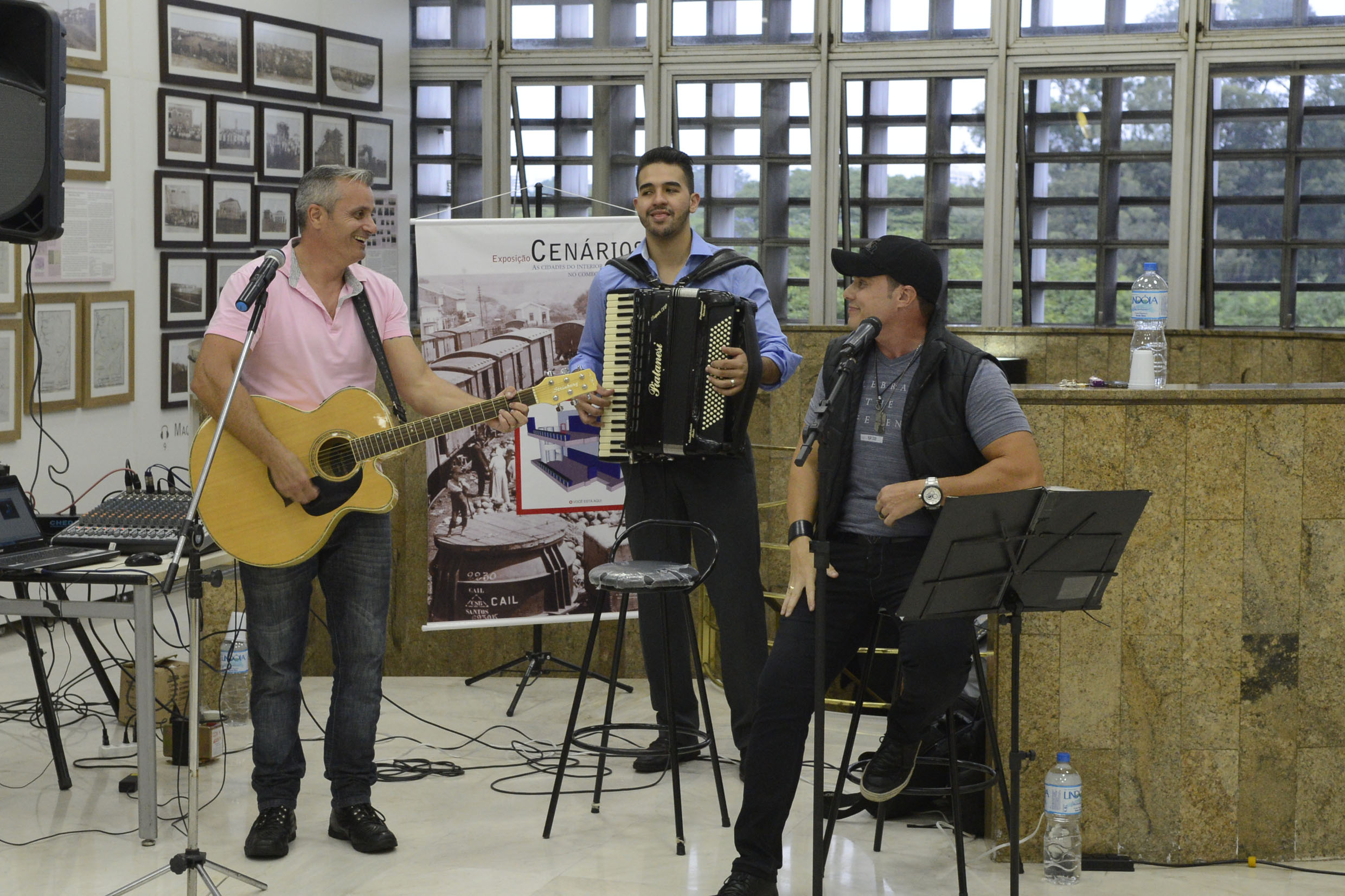 Nuber (voz), Lukas (violo) e Mauro (sanfona)<a style='float:right;color:#ccc' href='https://www3.al.sp.gov.br/repositorio/noticia/N-11-2015/fg179122.jpg' target=_blank><i class='bi bi-zoom-in'></i> Clique para ver a imagem </a>