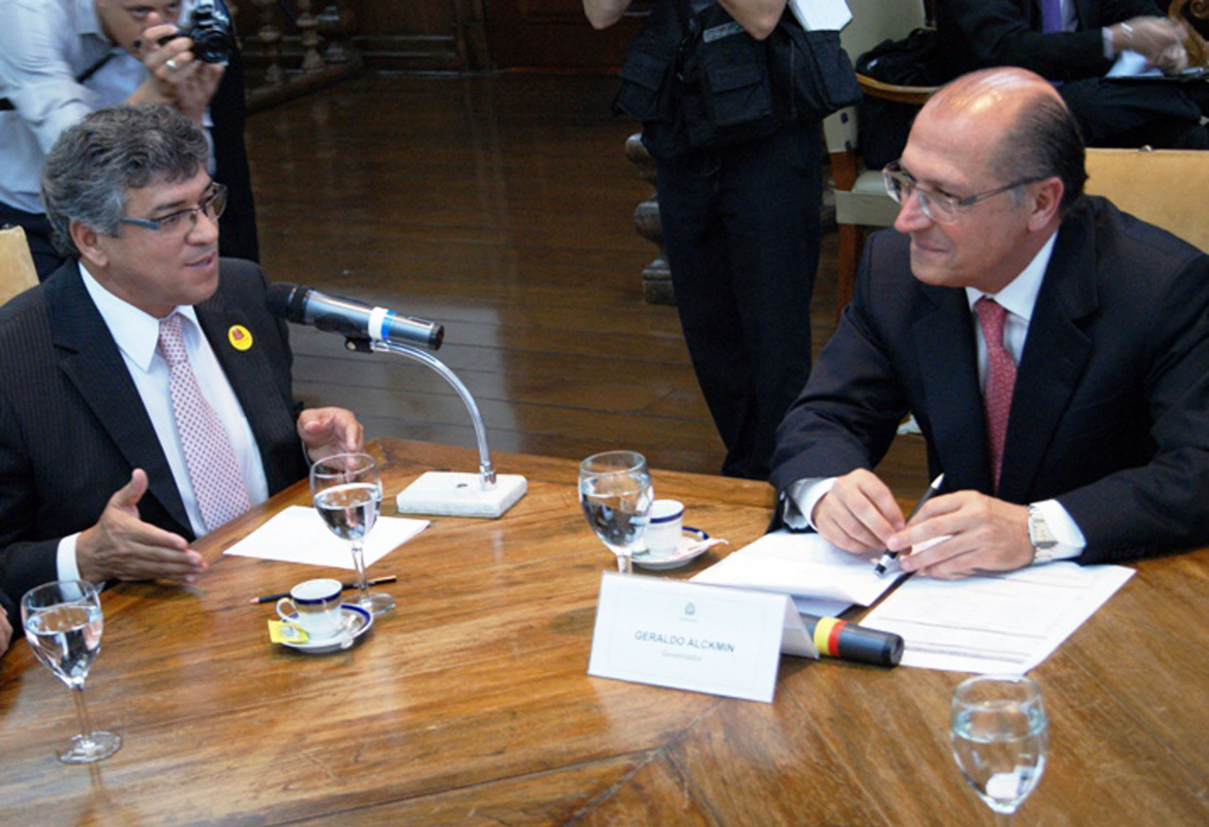 Padre Afonso e Geraldo Alckmin na cerimnia de assinatura<a style='float:right;color:#ccc' href='https://www3.al.sp.gov.br/repositorio/noticia/N-11-2015/fg179780.jpg' target=_blank><i class='bi bi-zoom-in'></i> Clique para ver a imagem </a>