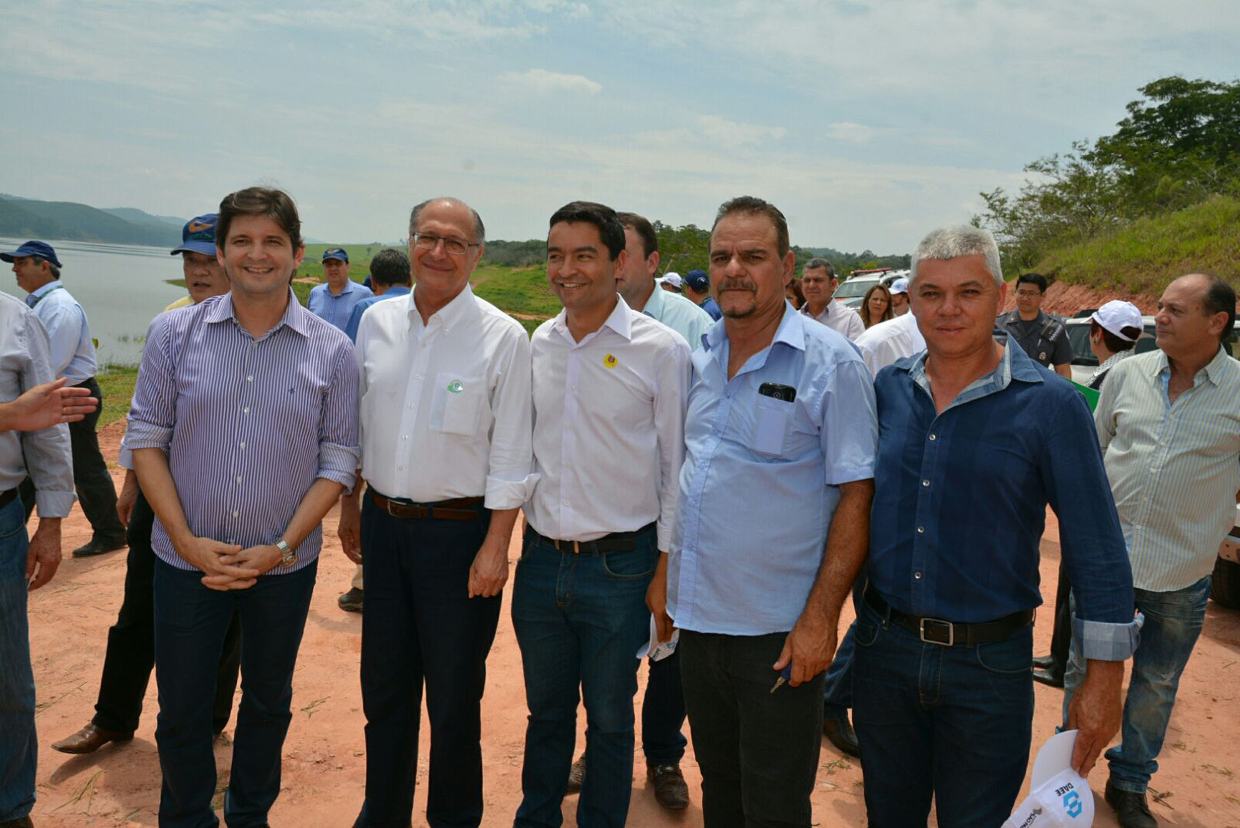 Andr do Prado ( esq.) ao lado do governador Geraldo Alckmin<a style='float:right;color:#ccc' href='https://www3.al.sp.gov.br/repositorio/noticia/N-11-2015/fg180241.jpg' target=_blank><i class='bi bi-zoom-in'></i> Clique para ver a imagem </a>